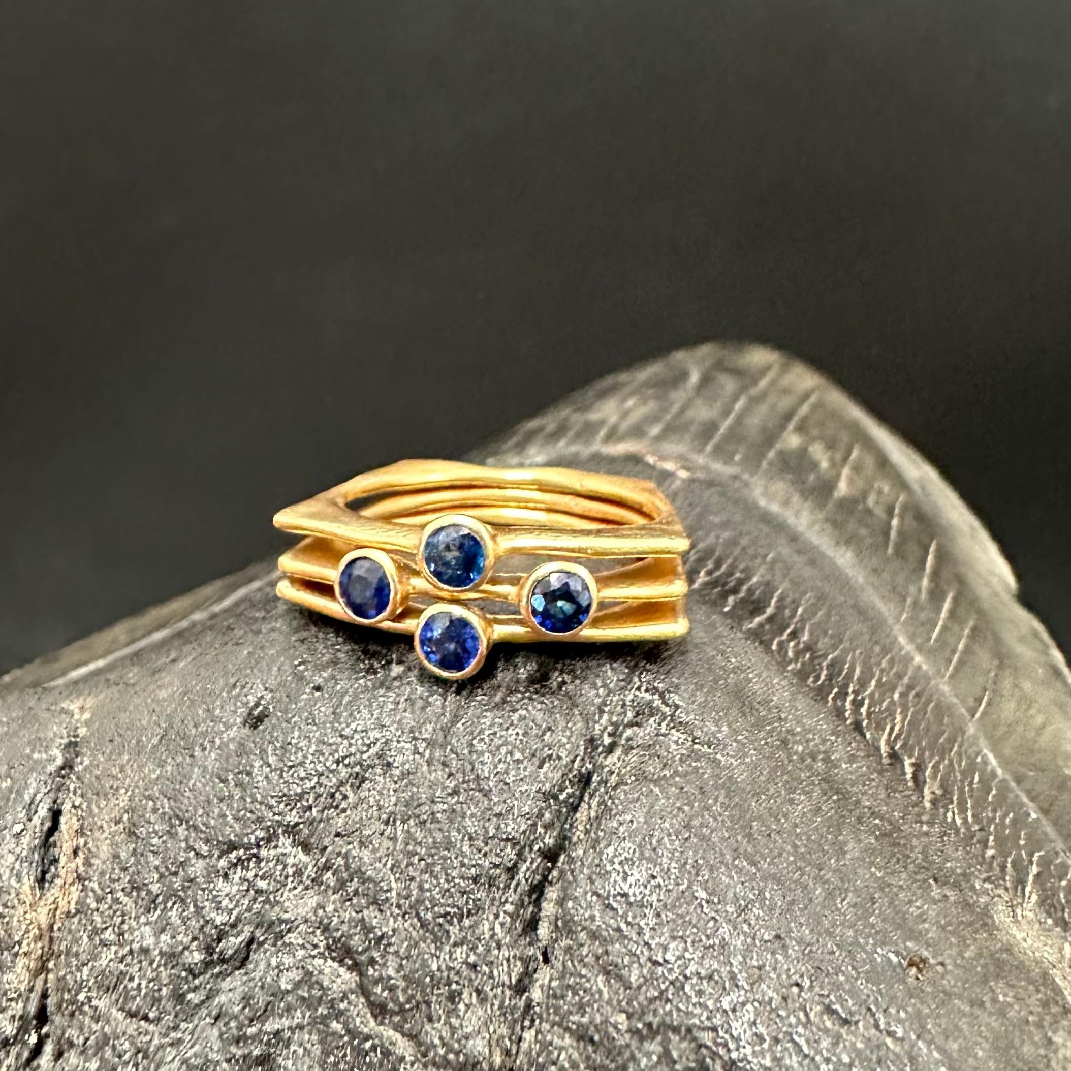 da uomo o donna Anello in oro 18 carati con zaffiri blu a più fasce di Steven Battelle in vendita