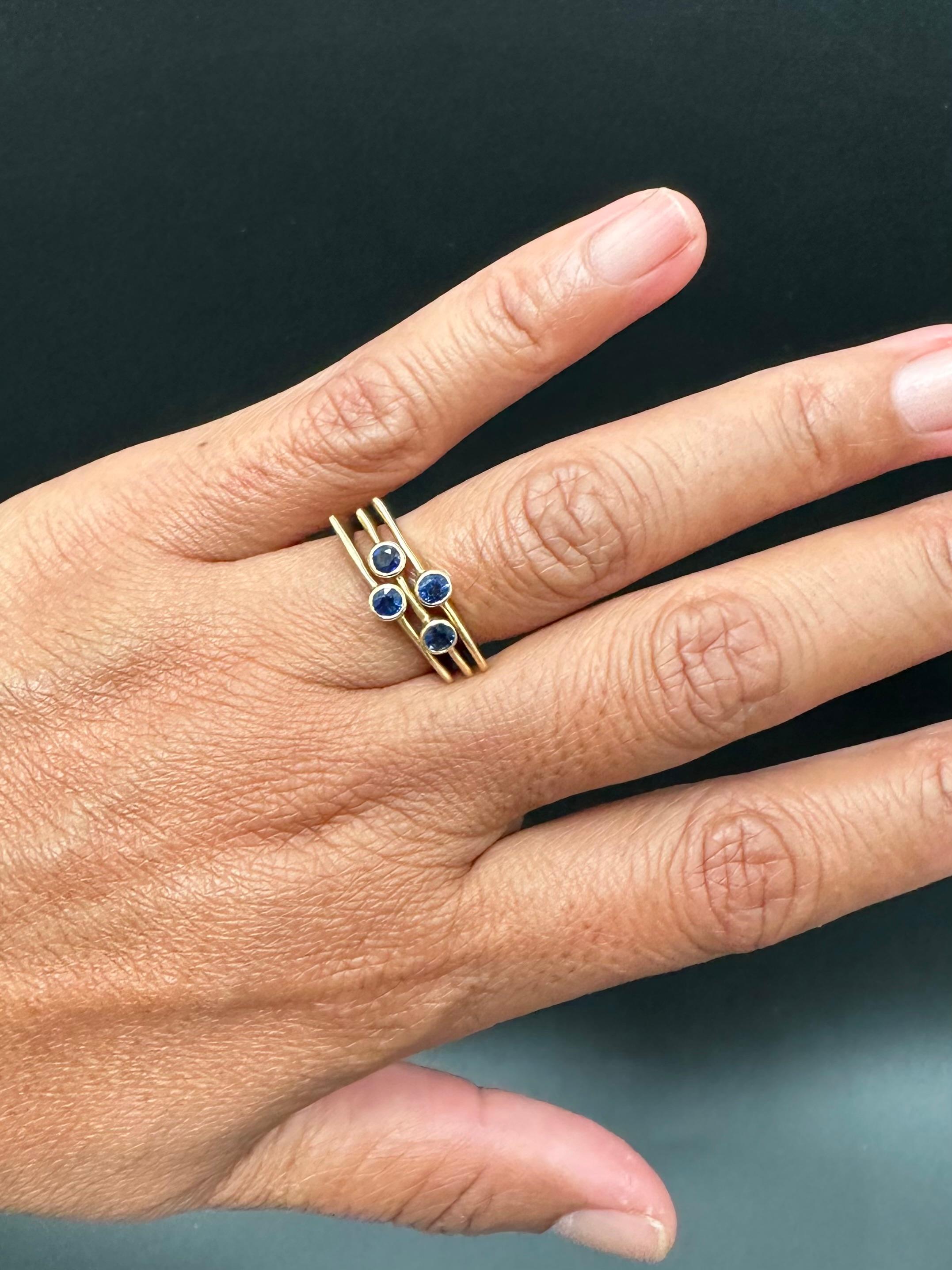 Anello in oro 18 carati con zaffiri blu a più fasce di Steven Battelle in vendita 1
