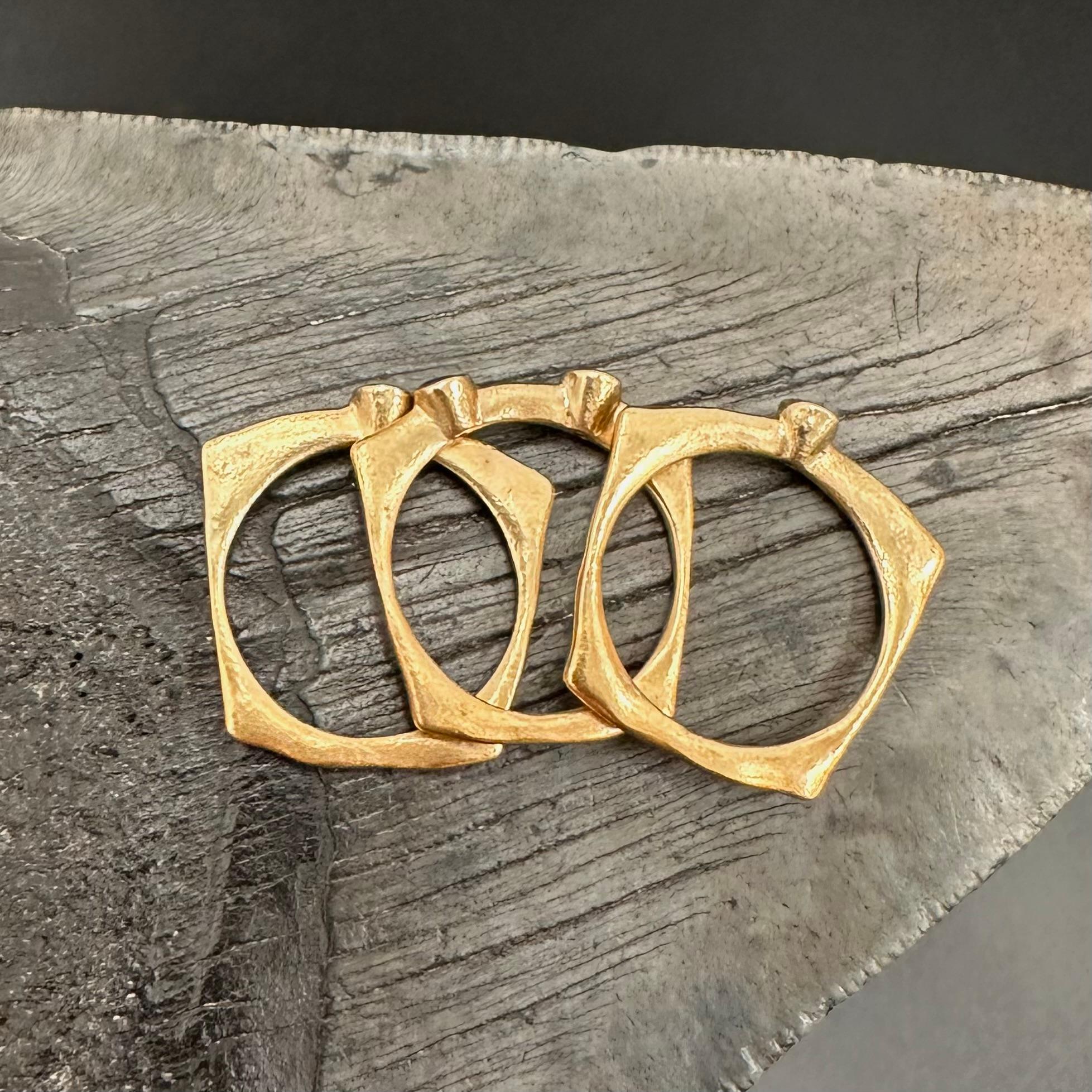 Anello in oro 18 carati con zaffiri blu a più fasce di Steven Battelle in vendita 3
