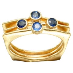 Anello in oro 18 carati con zaffiri blu a più fasce di Steven Battelle