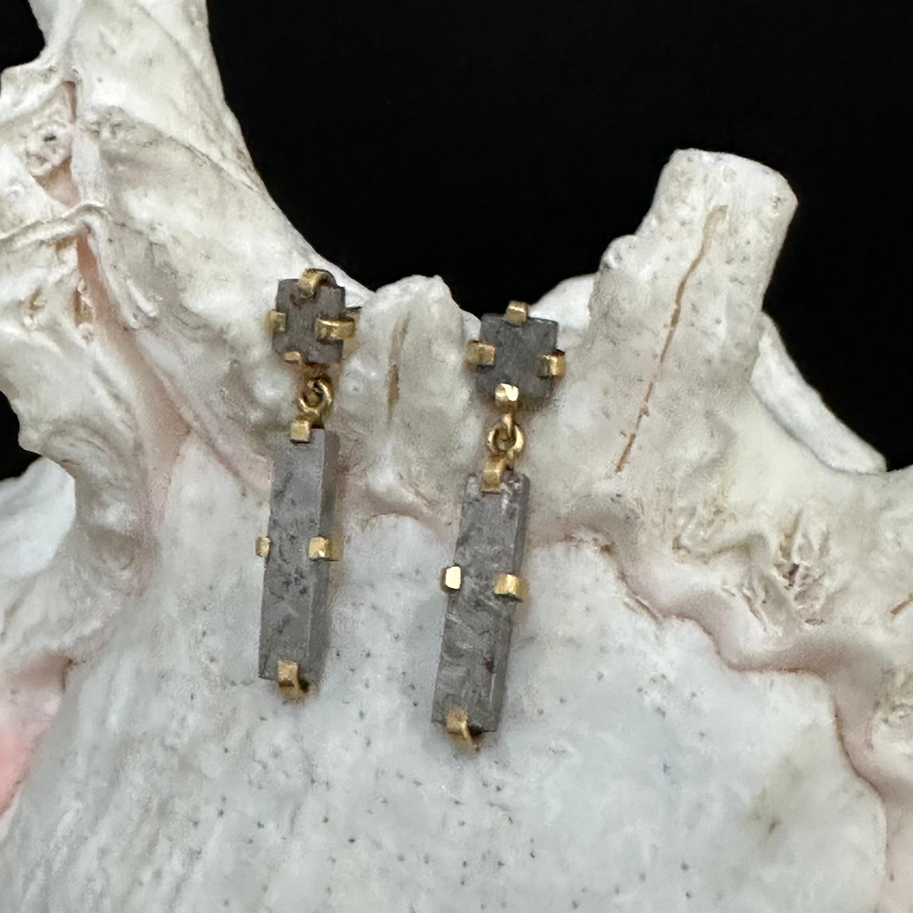 Contemporain Steven Battelle, pendants d'oreilles Namibia Gibeon Meteorite en or 18 carats en vente