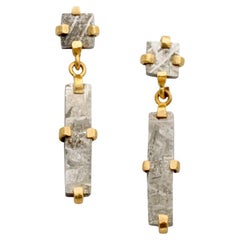 Steven Battelle, pendants d'oreilles Namibia Gibeon Meteorite en or 18 carats