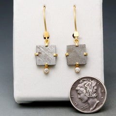 Steven Battelle, pendants d'oreilles Namibia Gibeon Meteorite et diamants en or 18 carats