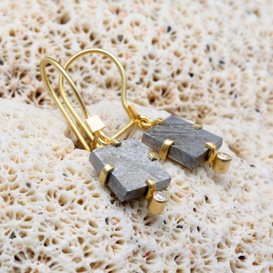 Contemporain Steven Battelle, pendants d'oreilles Namibia Gibeon Meteorite et diamants en or 18 carats en vente