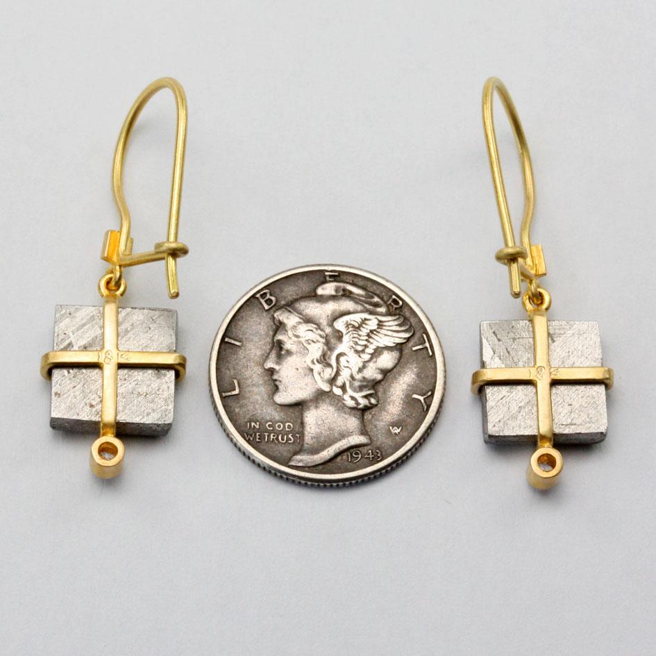 Taille rose Steven Battelle, pendants d'oreilles Namibia Gibeon Meteorite et diamants en or 18 carats en vente