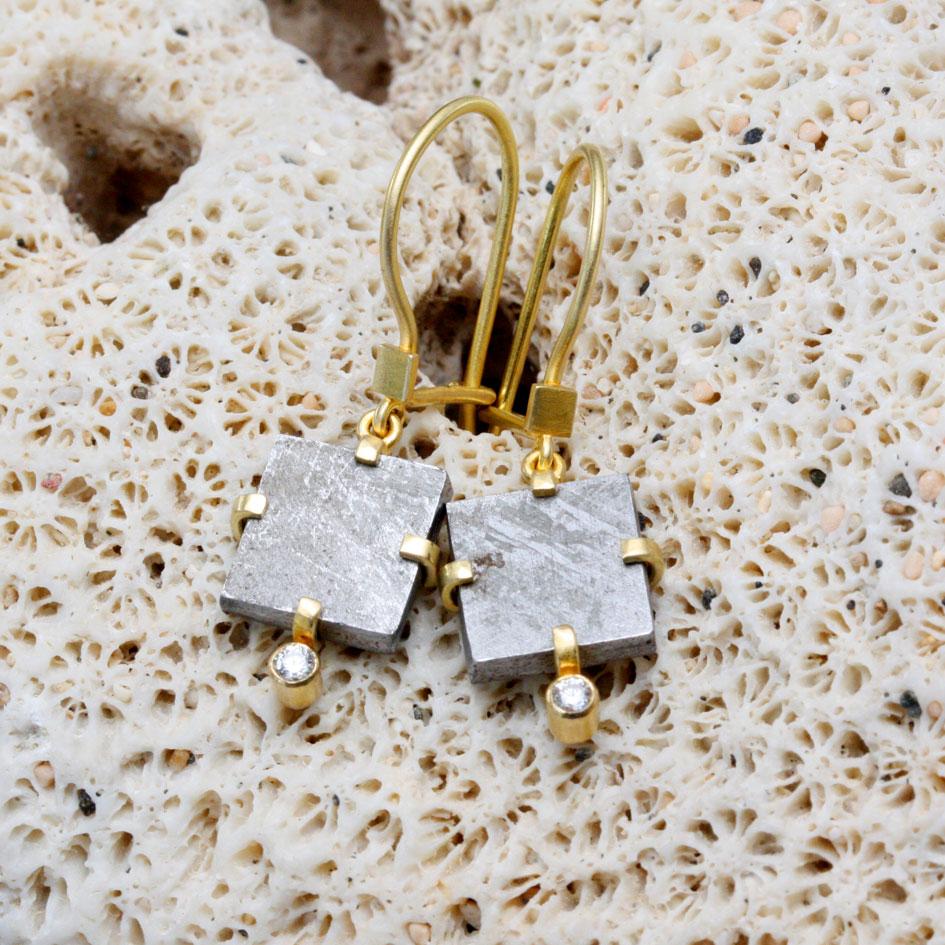 Steven Battelle, pendants d'oreilles Namibia Gibeon Meteorite et diamants en or 18 carats Neuf - En vente à Soquel, CA