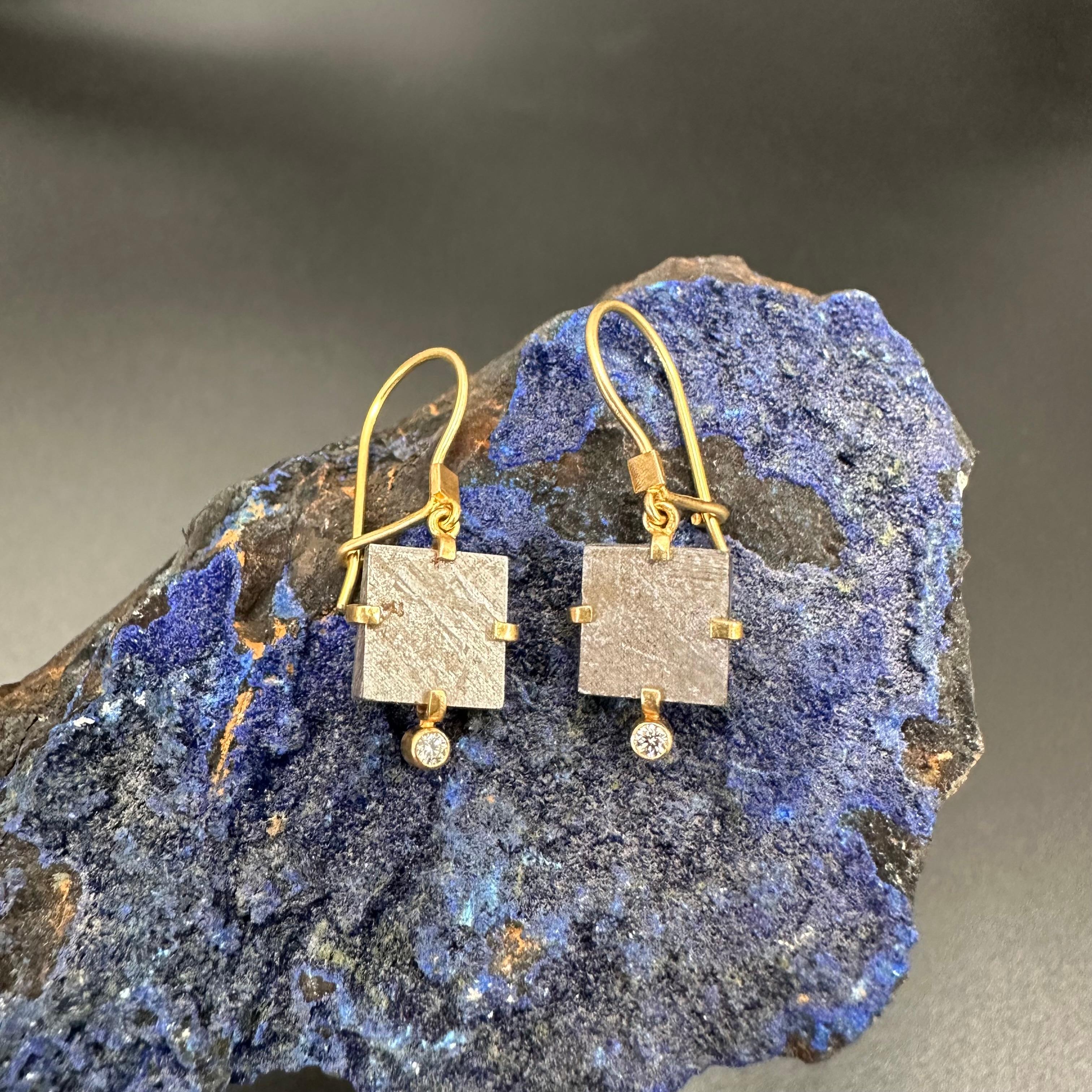 Steven Battelle, pendants d'oreilles Namibia Gibeon Meteorite et diamants en or 18 carats en vente 1
