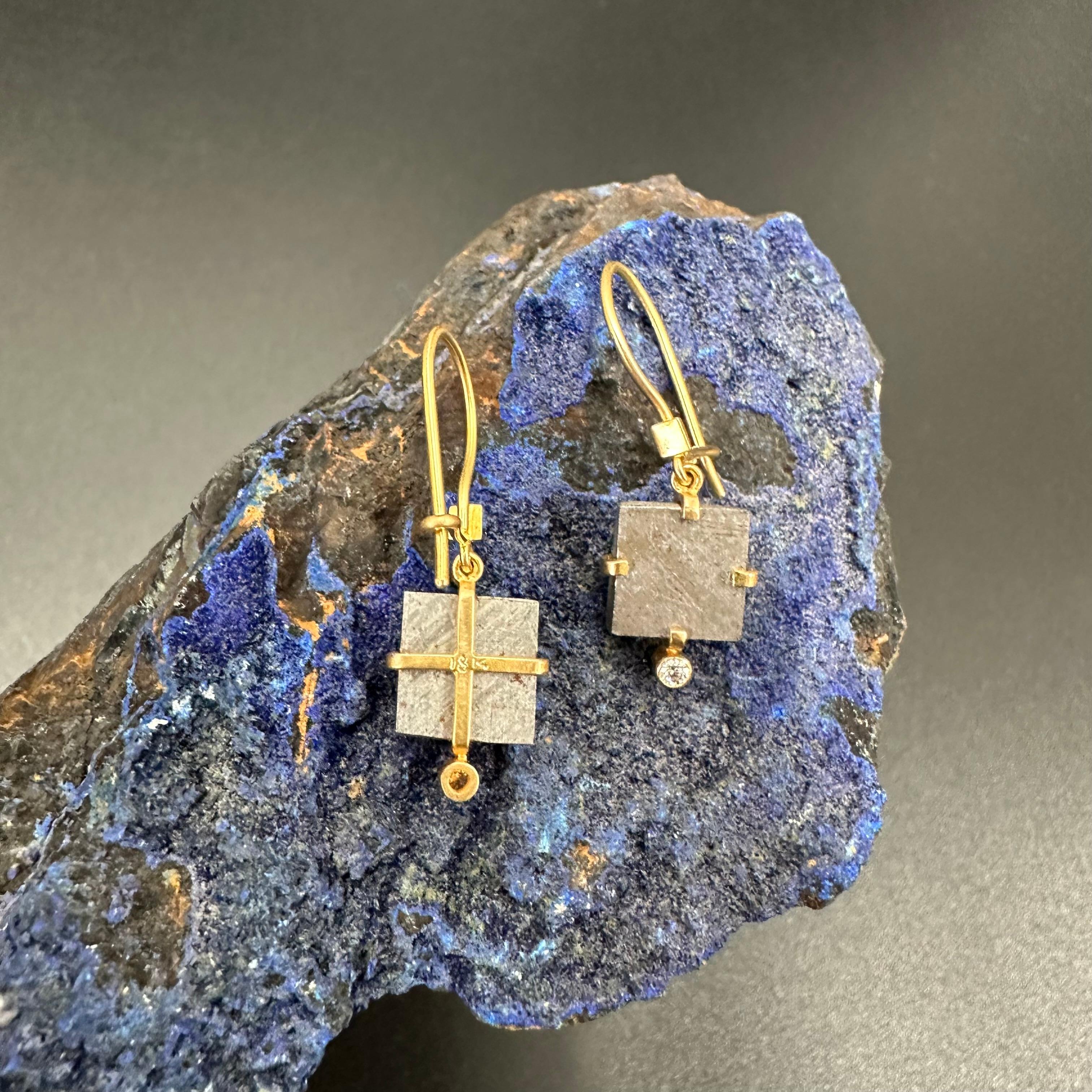 Steven Battelle, pendants d'oreilles Namibia Gibeon Meteorite et diamants en or 18 carats en vente 2