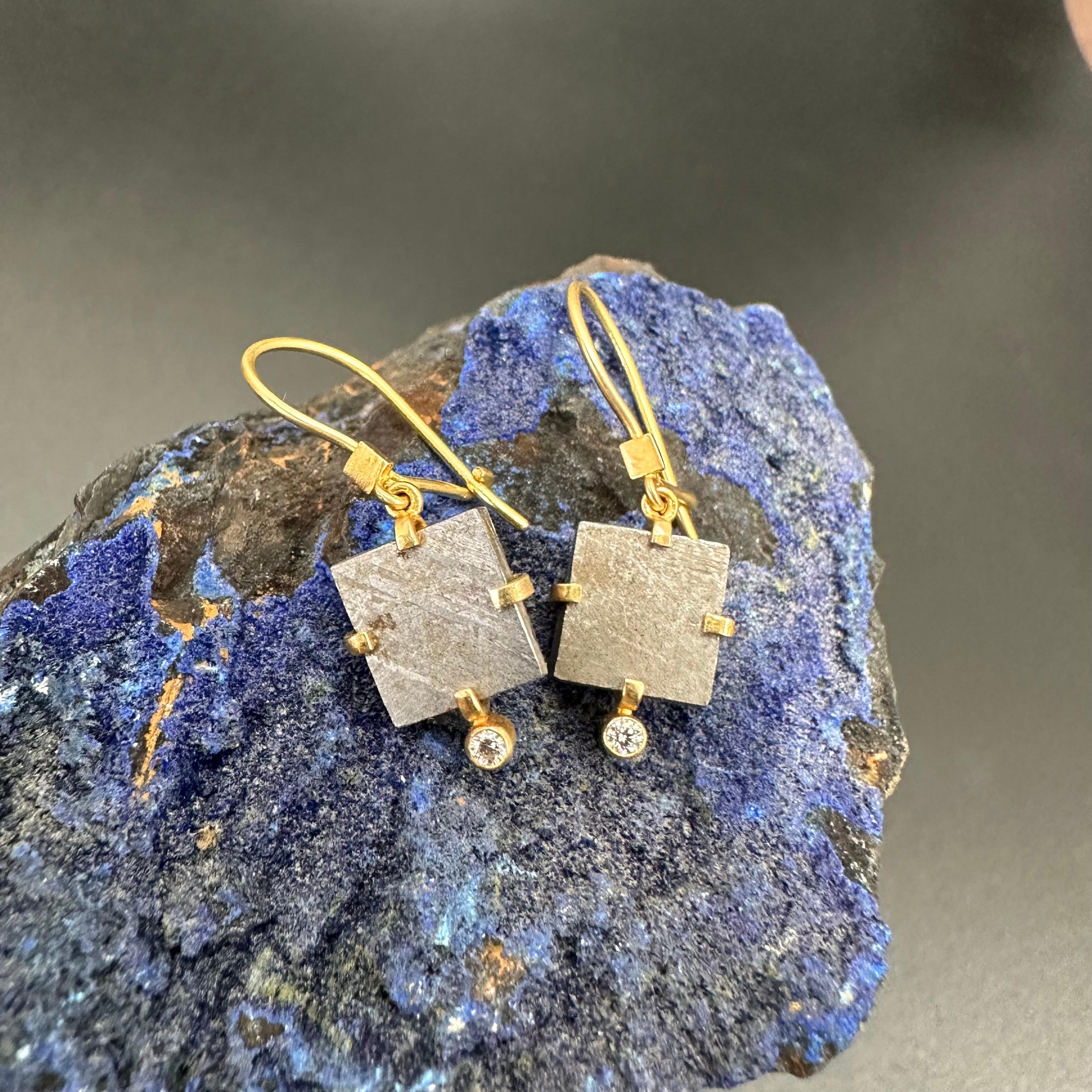 Steven Battelle, pendants d'oreilles Namibia Gibeon Meteorite et diamants en or 18 carats en vente 3