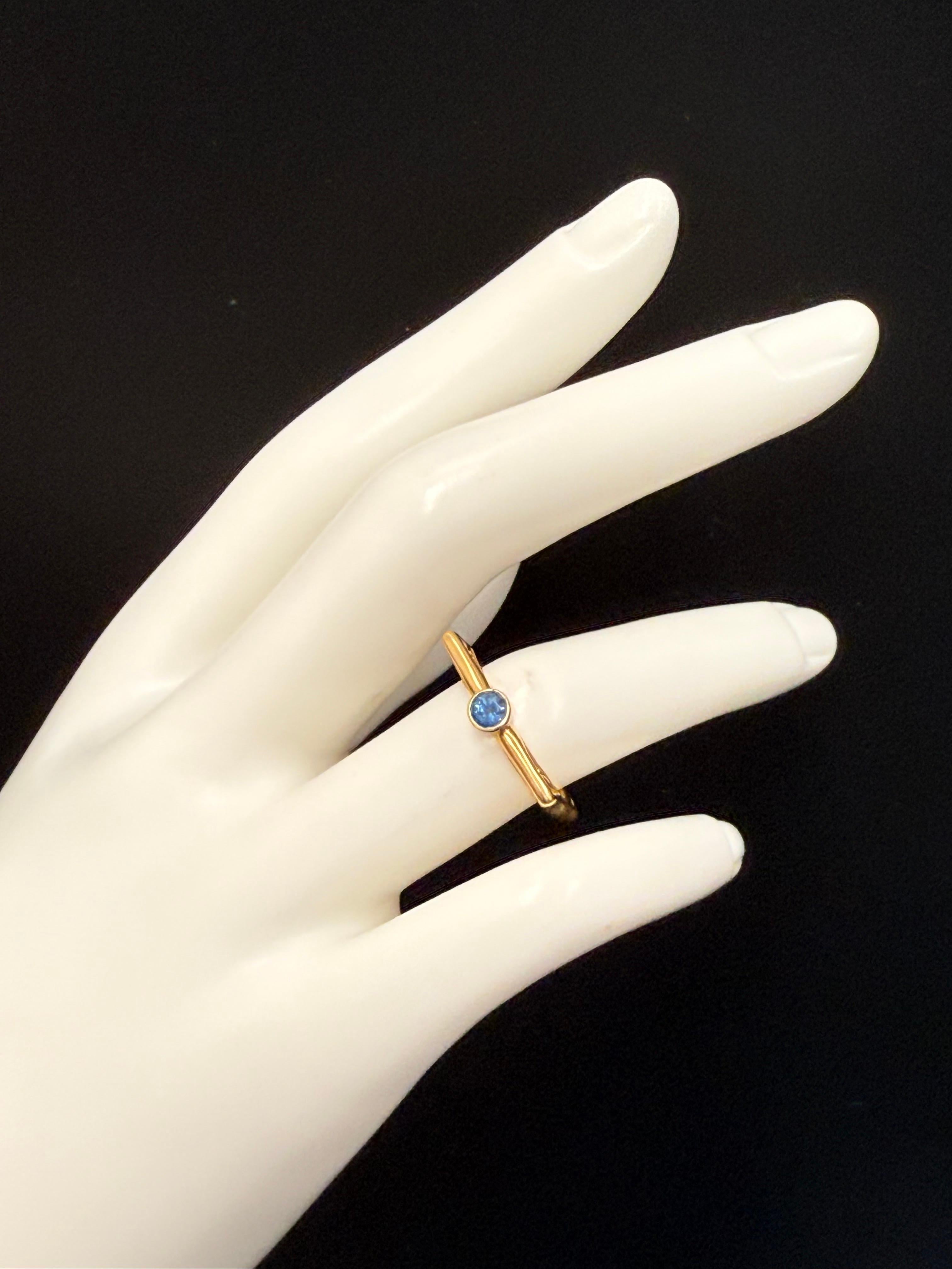 Steven Battelle O.4 Carat Blue Saphire 18K Gold Ring For Sale 4