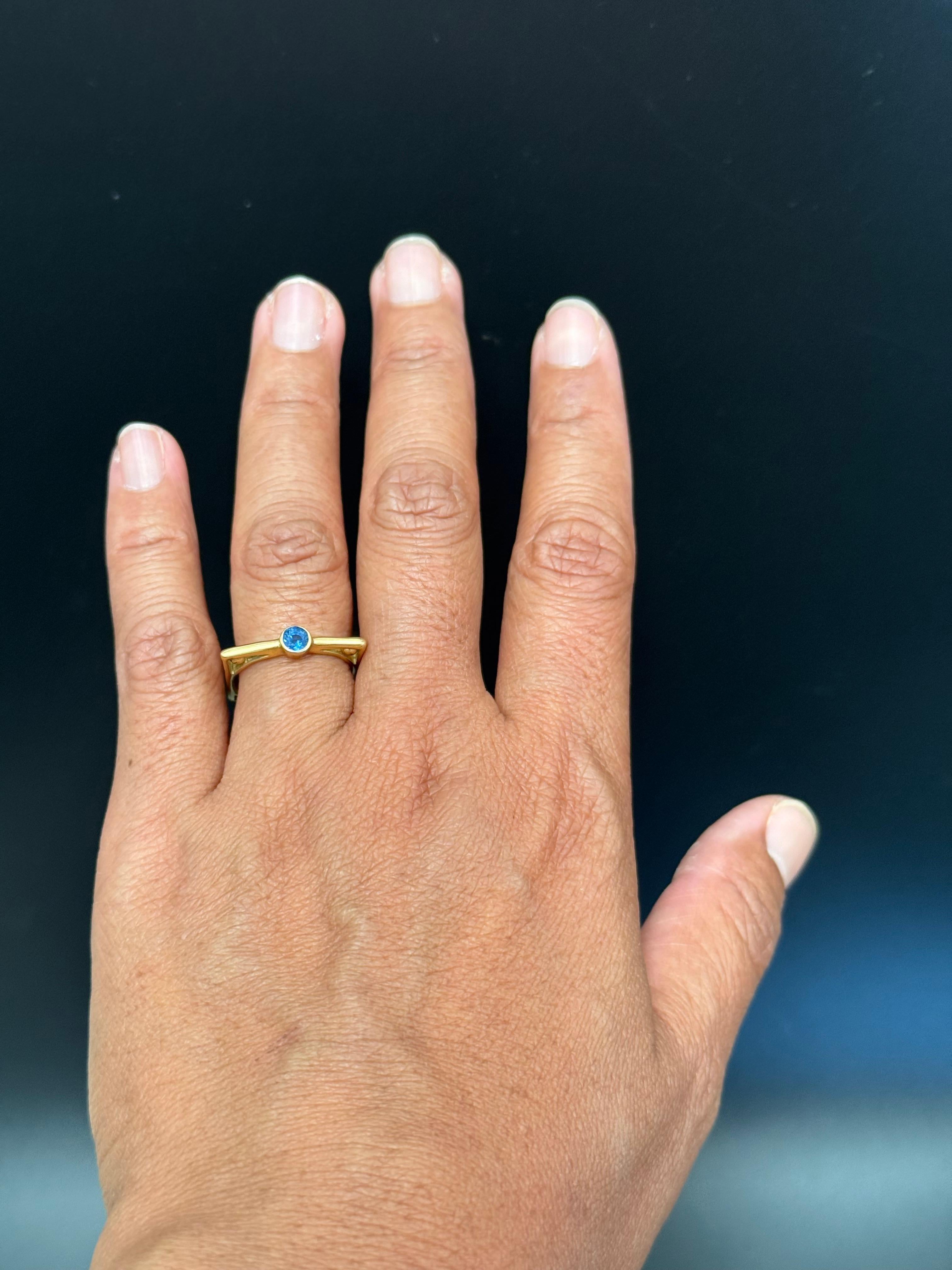 Steven Battelle O.4 Carat Blue Saphire 18K Gold Ring For Sale 7