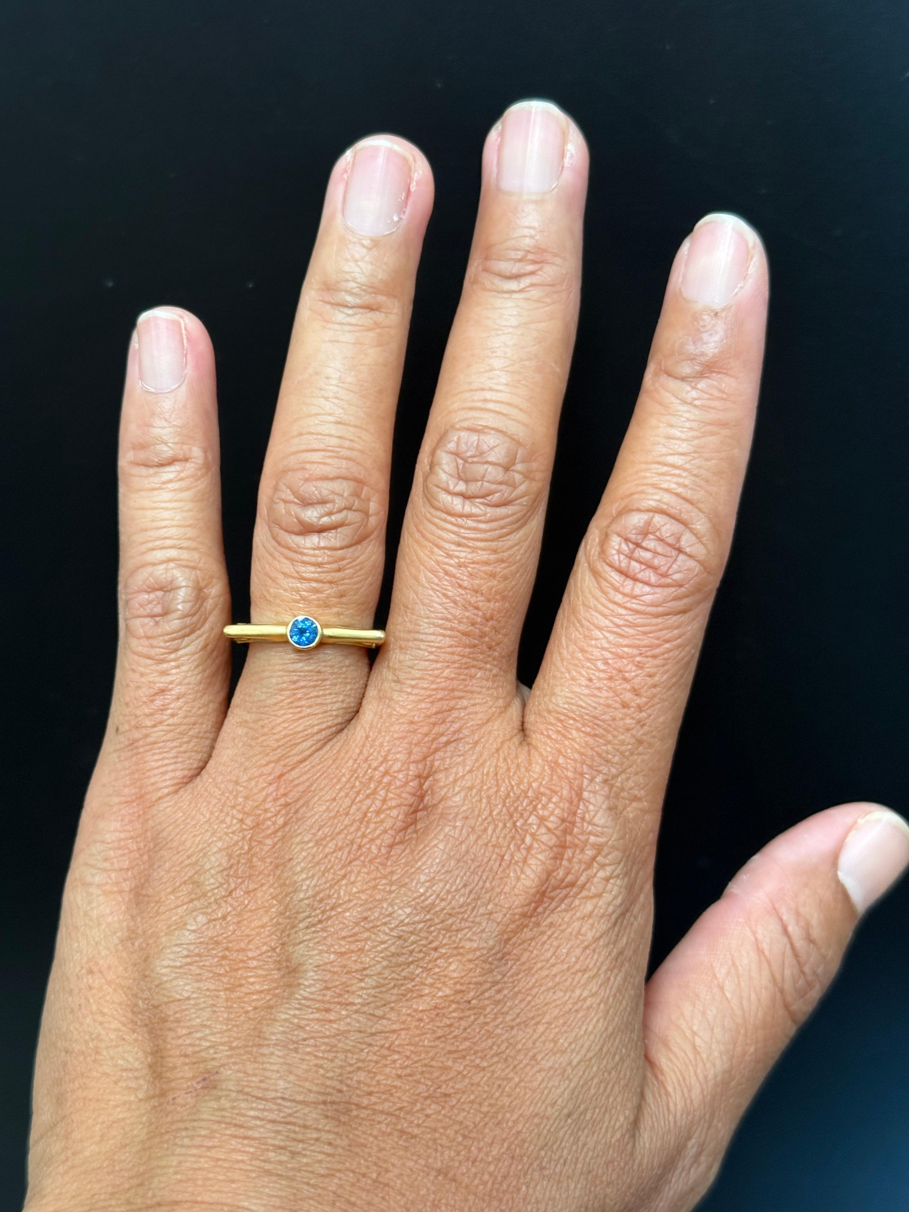 Steven Battelle O.4 Carat Blue Saphire 18K Gold Ring For Sale 9