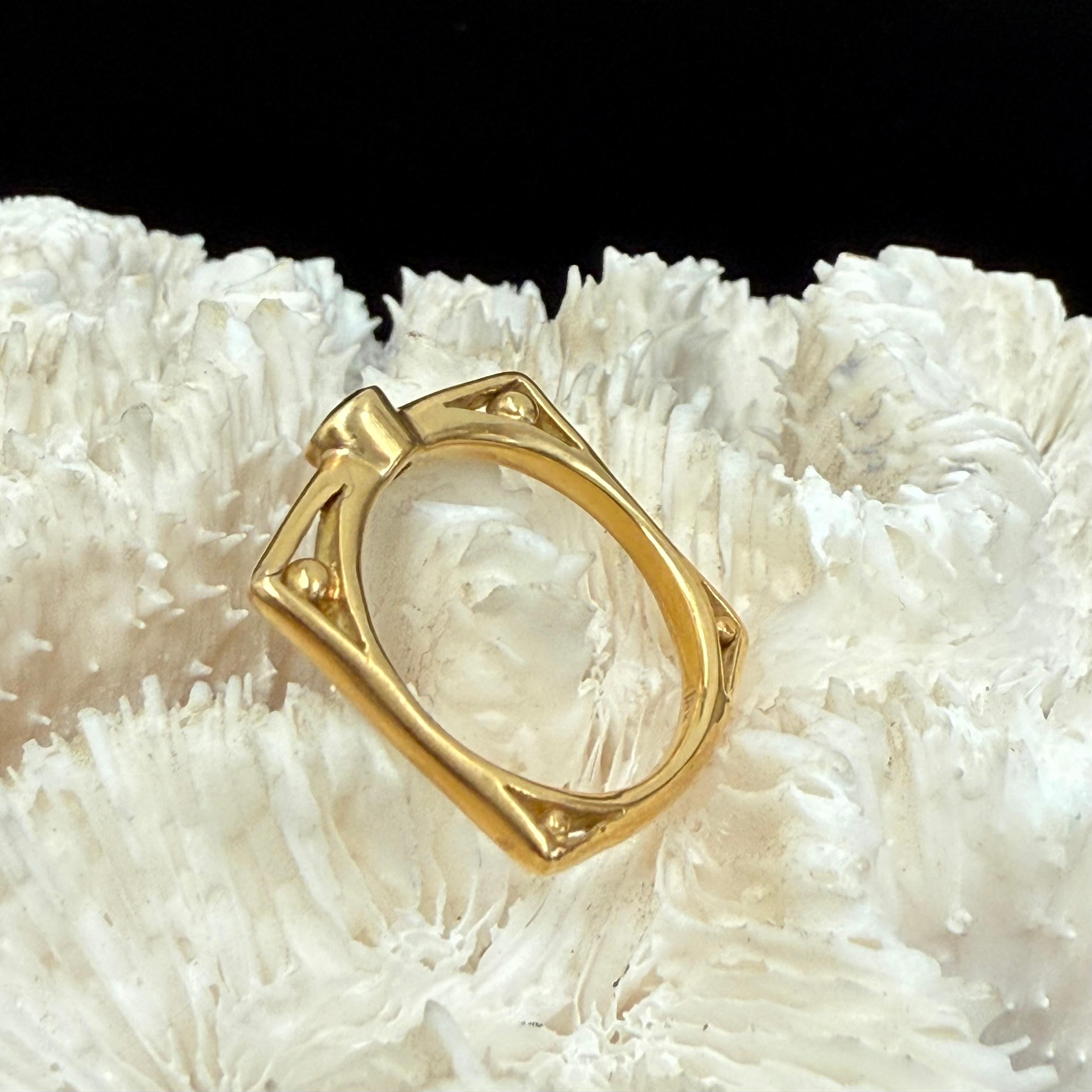 Women's or Men's Steven Battelle O.4 Carat Blue Saphire 18K Gold Ring For Sale