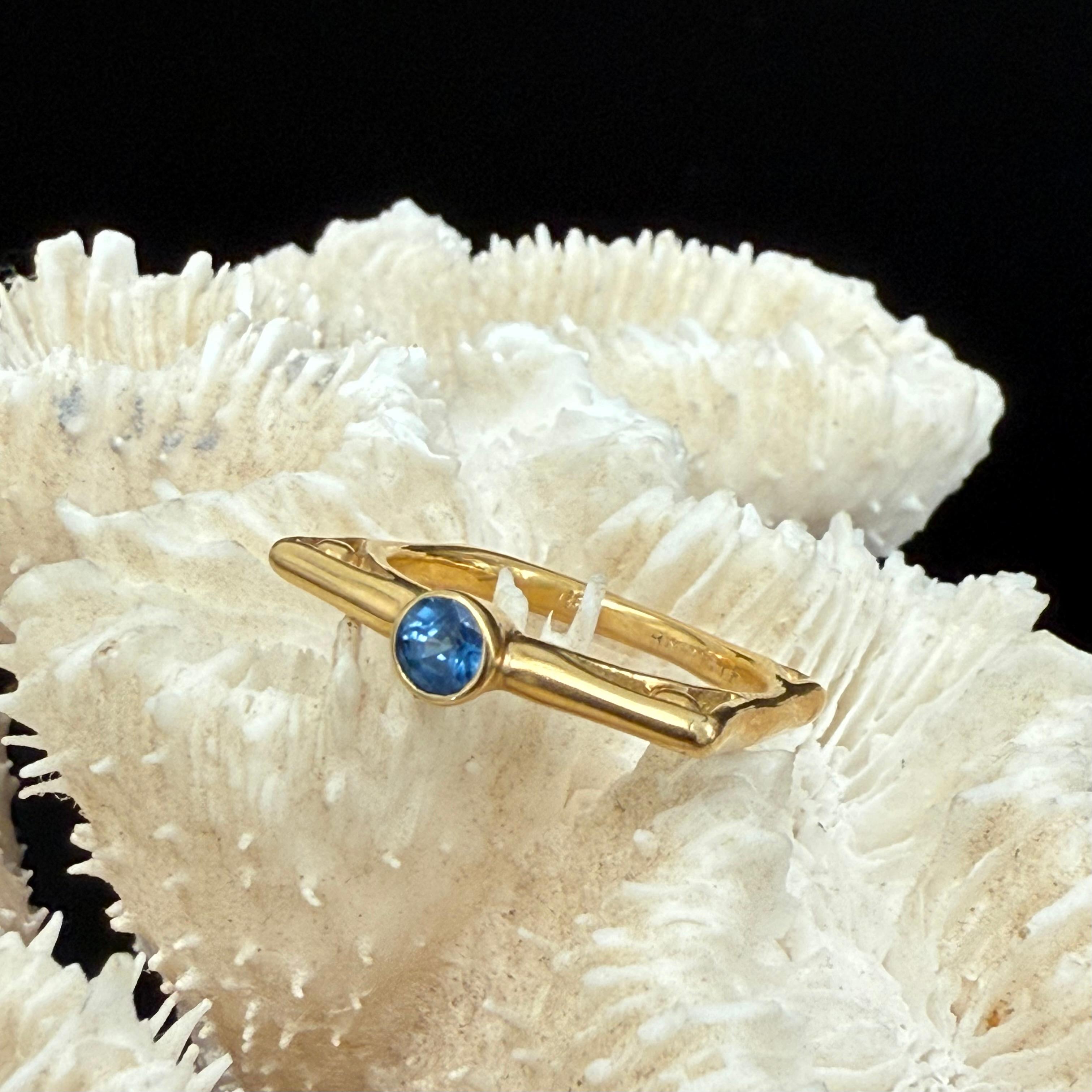 Steven Battelle O.4 Carat Blue Saphire 18K Gold Ring For Sale 1