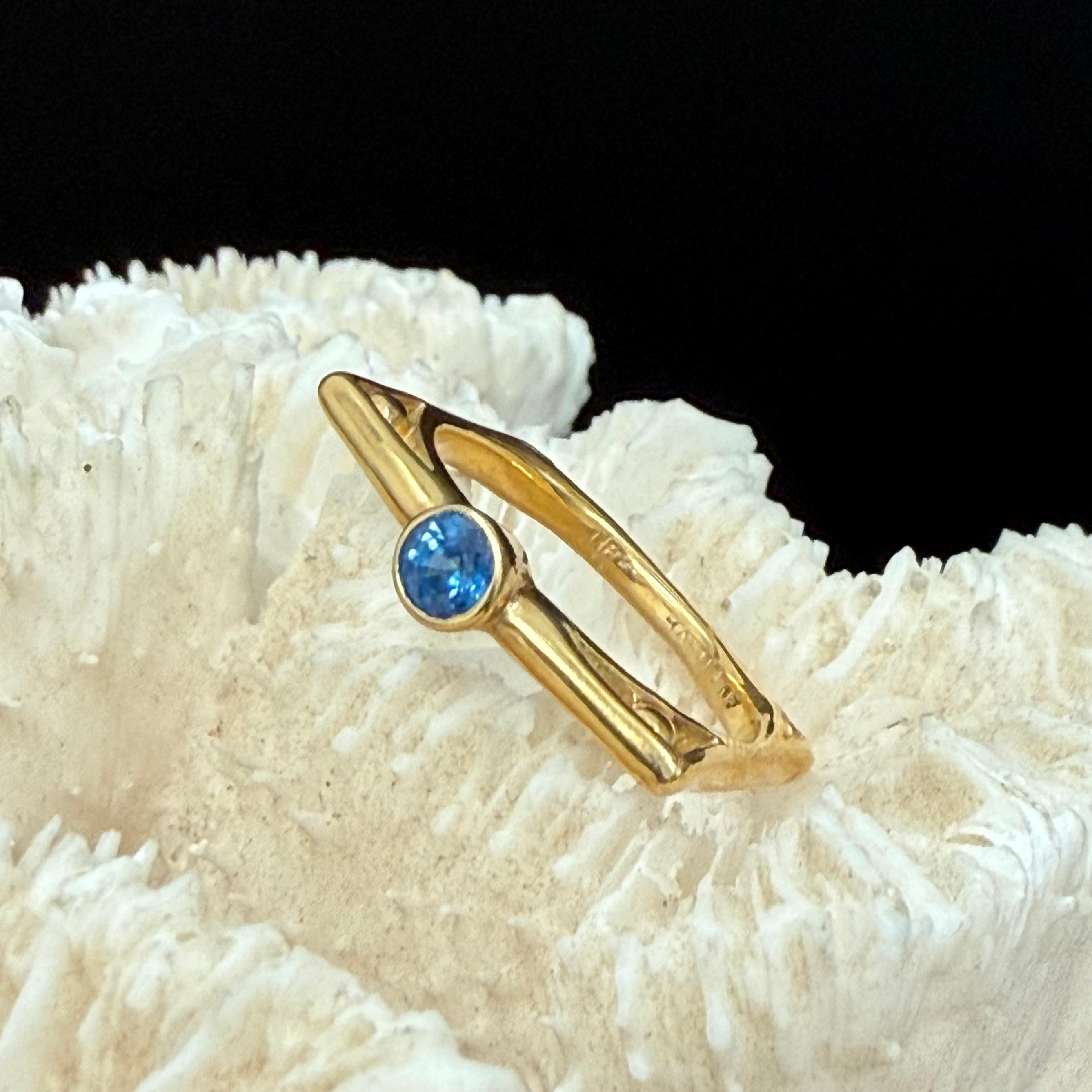 Steven Battelle O.4 Carat Blue Saphire 18K Gold Ring For Sale 2