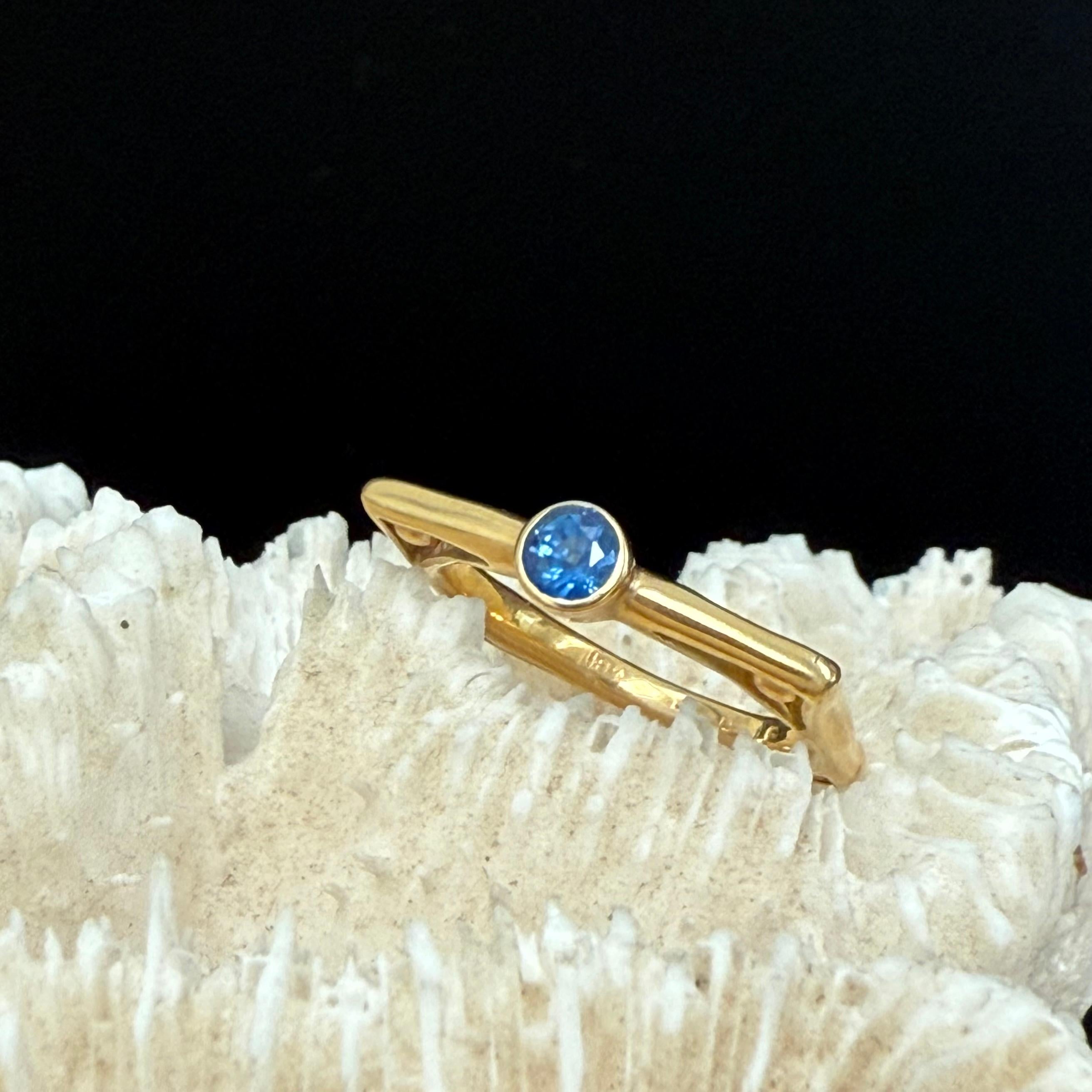 Steven Battelle O.4 Carat Blue Saphire 18K Gold Ring For Sale 3