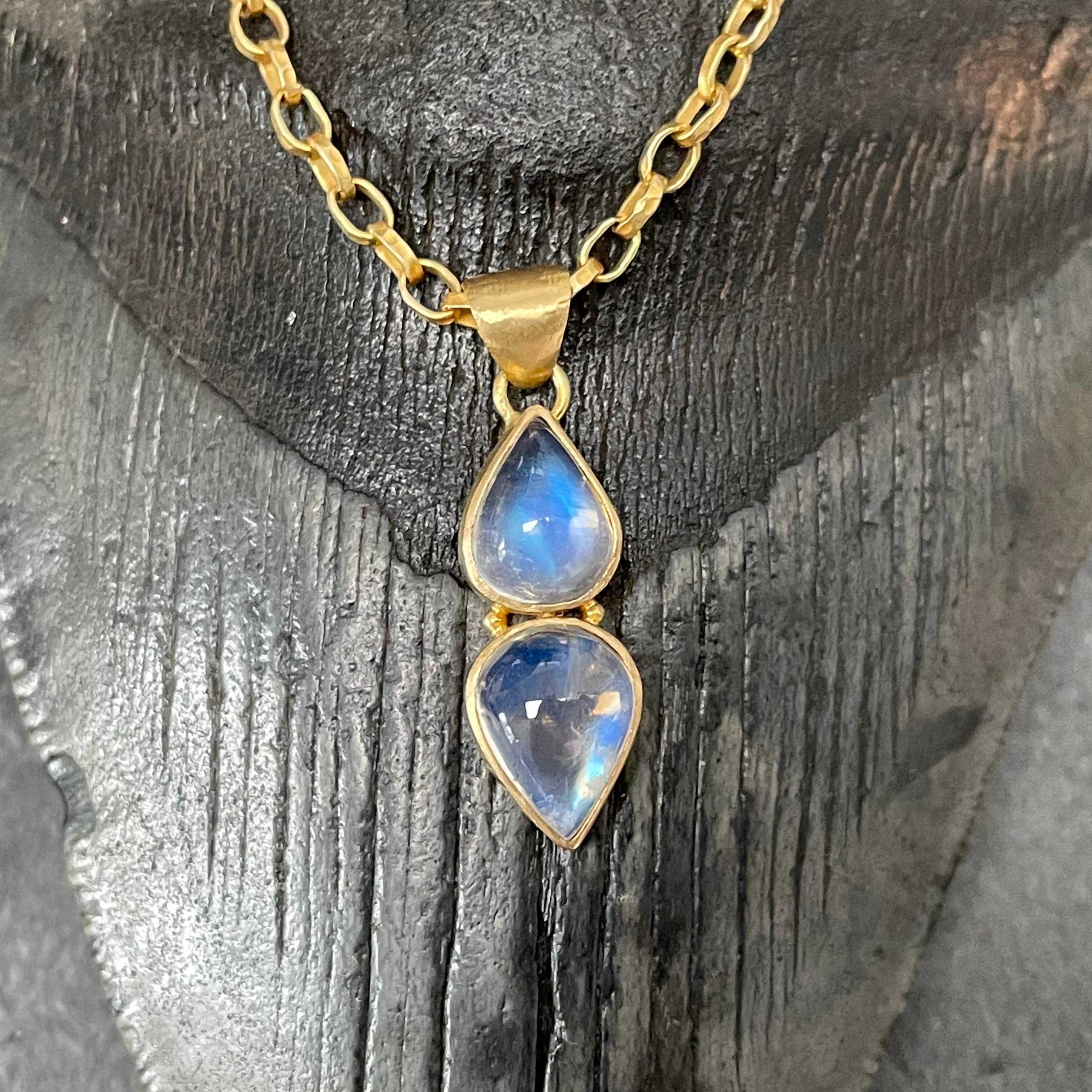 Cabochon Steven Battelle Ciondolo a goccia contrapposta con pietra di luna arcobaleno da 5,8 carati in oro 18 carati in vendita