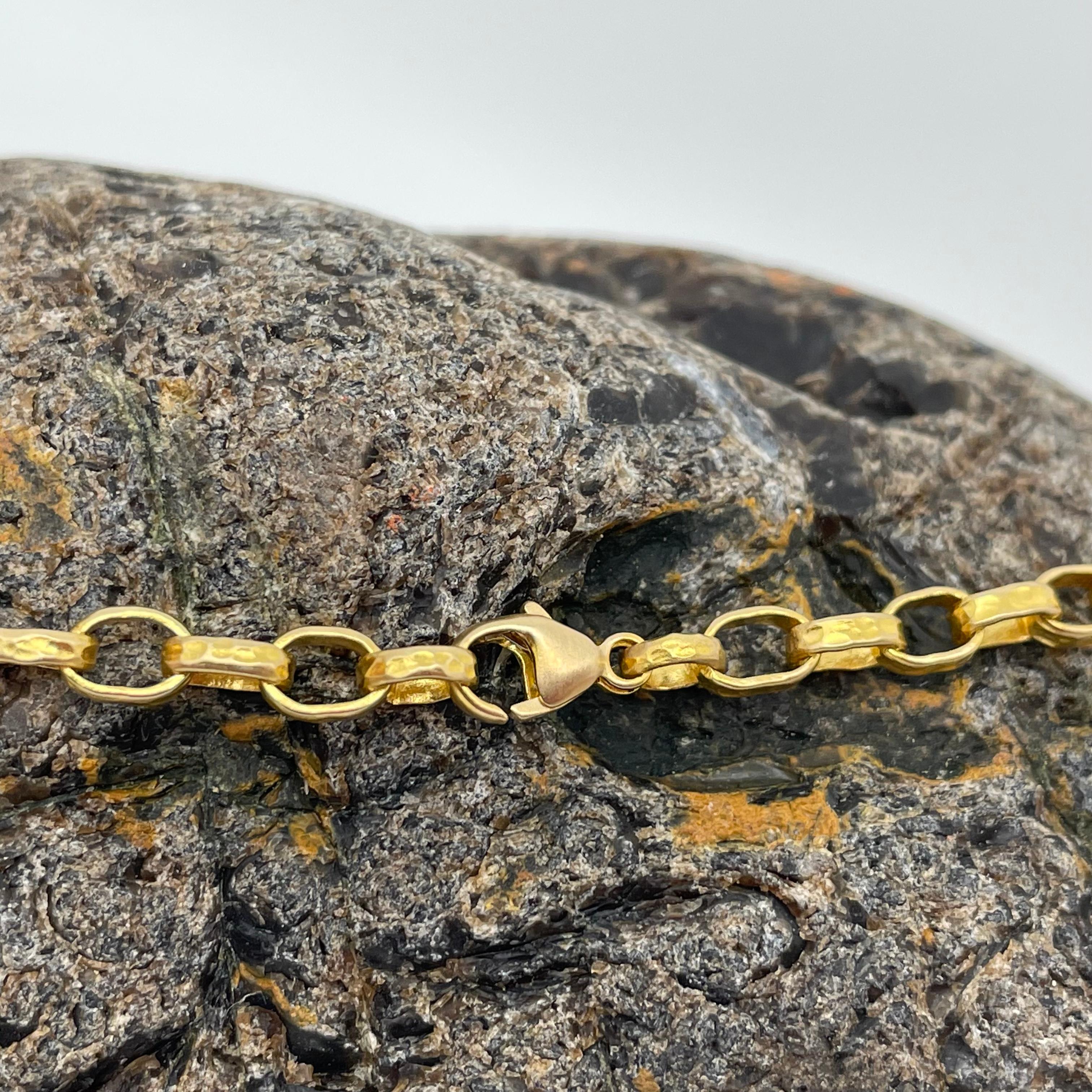 Un'esclusiva catena martellata a mano con texture organica e finitura opaca offre un bellissimo modo di esporre i tuoi preziosi ciondoli.  1,5 mm di larghezza.  Peso sostanzioso di 22.18 grammi.  Disponibile anche nelle lunghezze di 20 e 24 pollici.