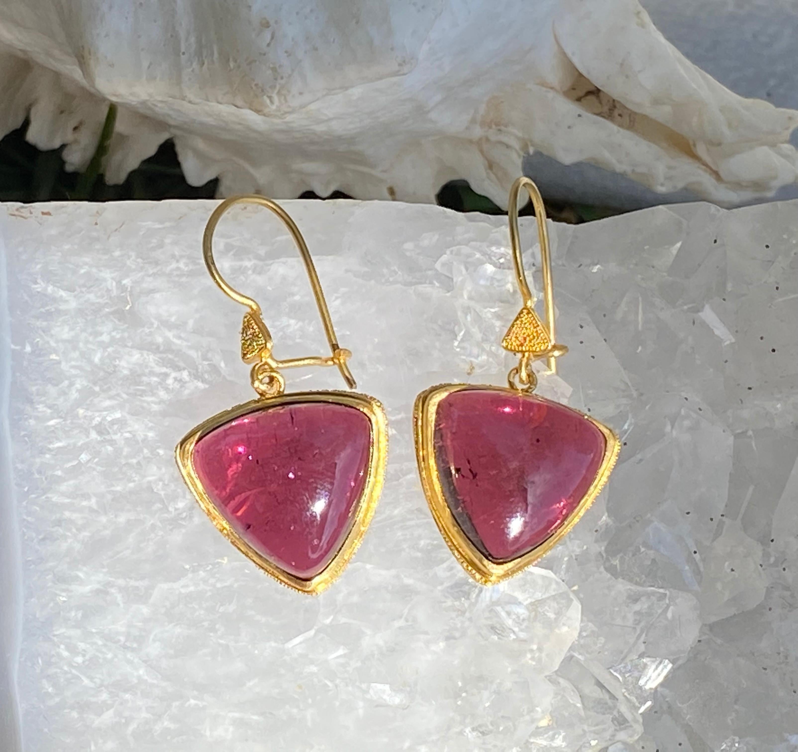 Taille trillion Steven Battelle Boucles d'oreilles en goutte en or 22 carats avec cabochon de tourmaline rose 23,5 carats en vente