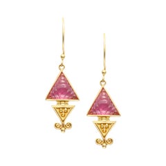 Steven Battelle Boucles d'oreilles en goutte triangulaires en or 18 carats avec tourmaline rose de 4,9 carats