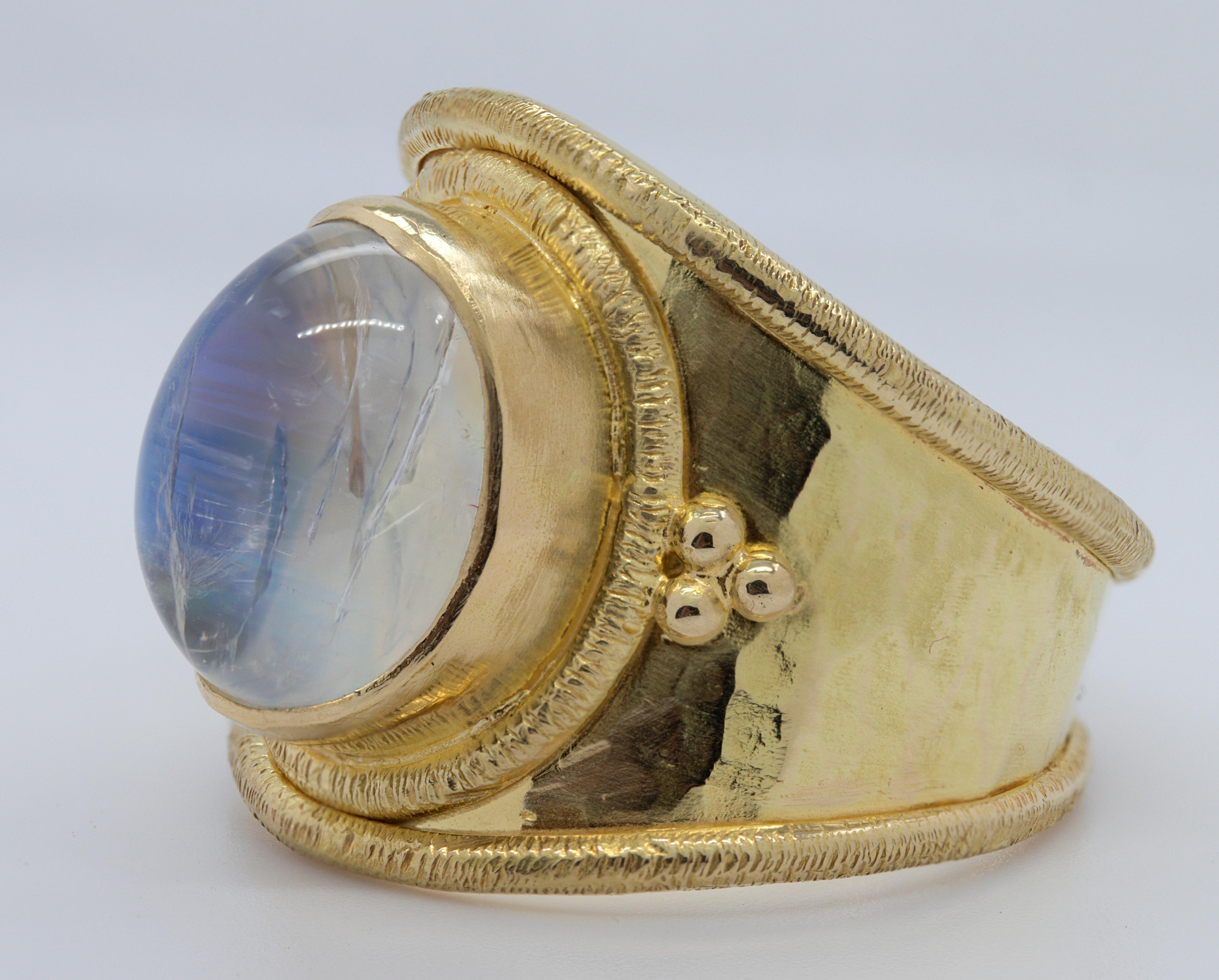 Cabochon Steven Battelle Rainbow Moonstone, 18K Yellow Gold Ring For Sale