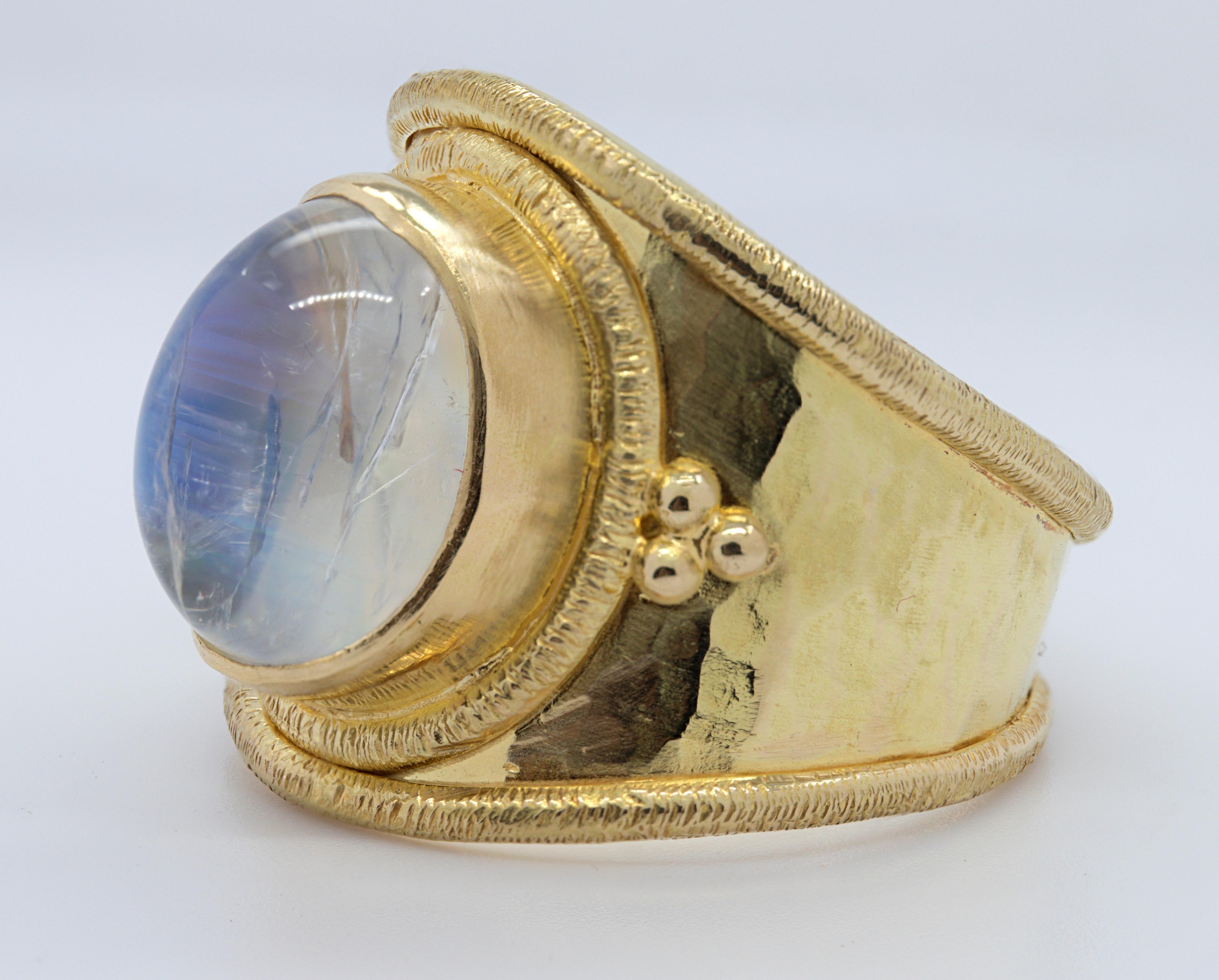 Steven Battelle Rainbow Moonstone, 18K Yellow Gold Ring In Good Condition For Sale In Pleasant Hill, CA