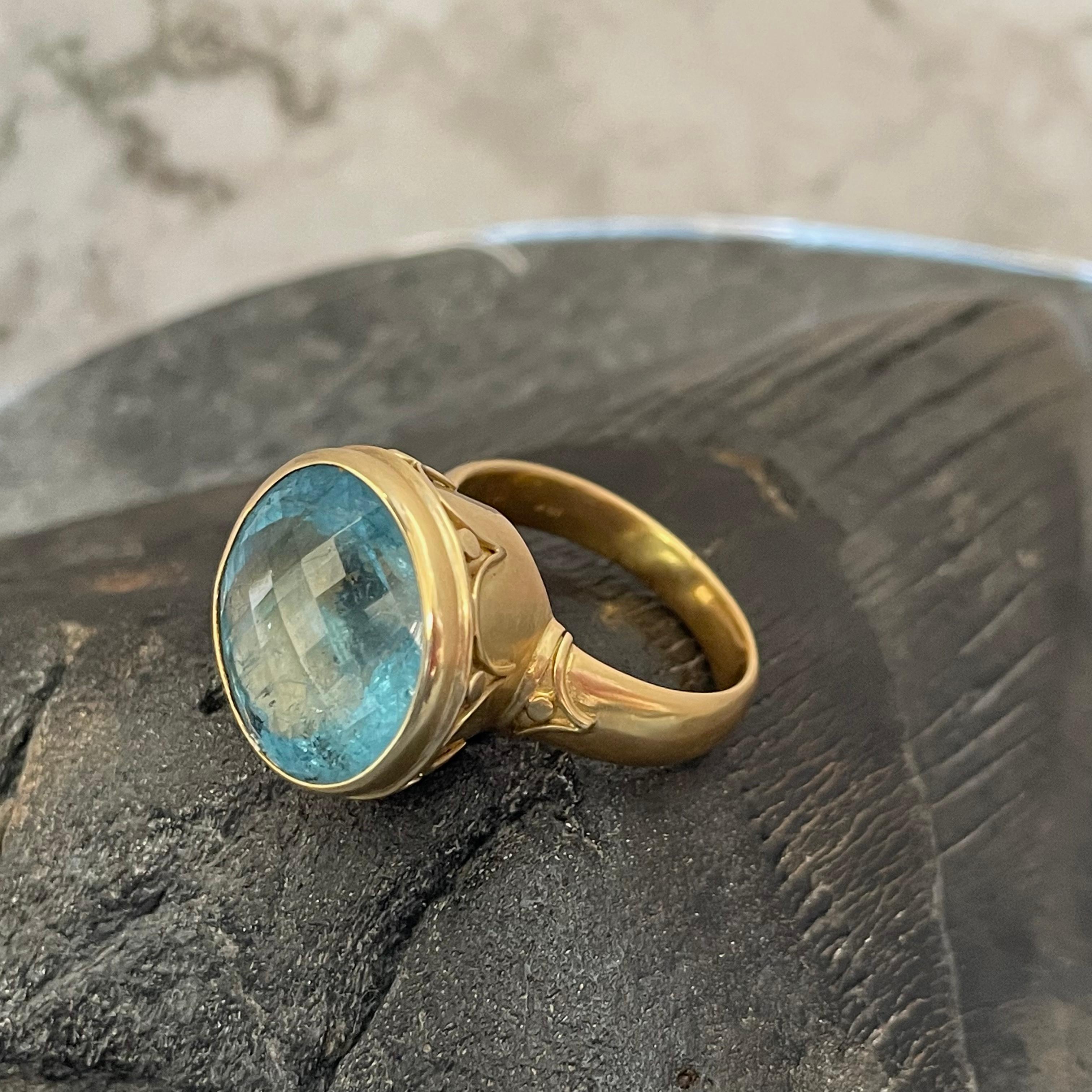 Contemporary Steven Battelle Round 15.5 Carats Aquamarine 18K Gold Ring  For Sale