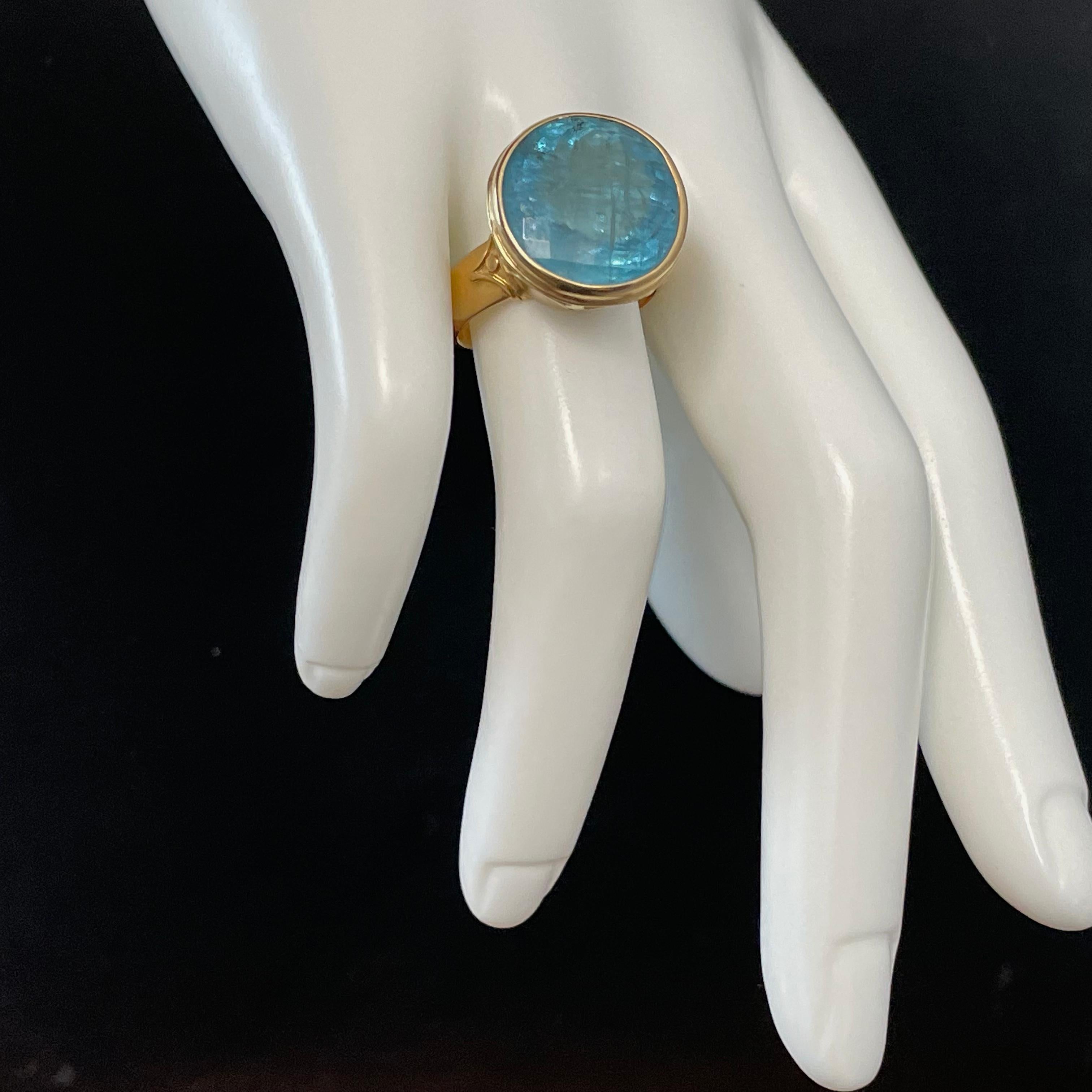 Steven Battelle Round 15.5 Carats Aquamarine 18K Gold Ring  In New Condition For Sale In Soquel, CA