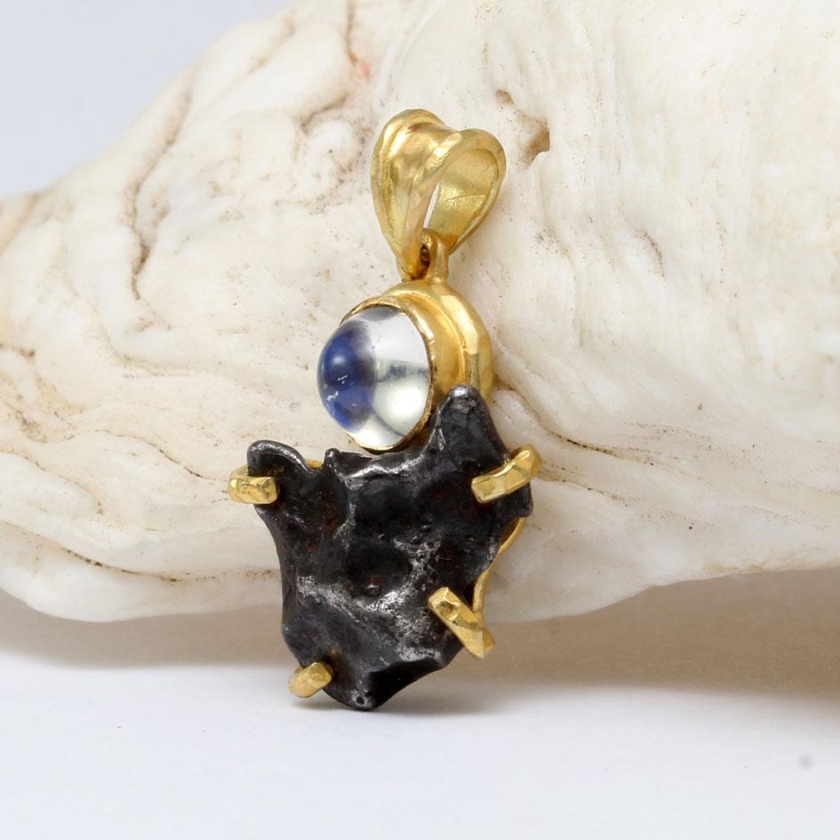 Steven Battelle Sikhote-Alin Meteorit Regenbogen Mondstein 18K Gold Anhänger (Zeitgenössisch) im Angebot