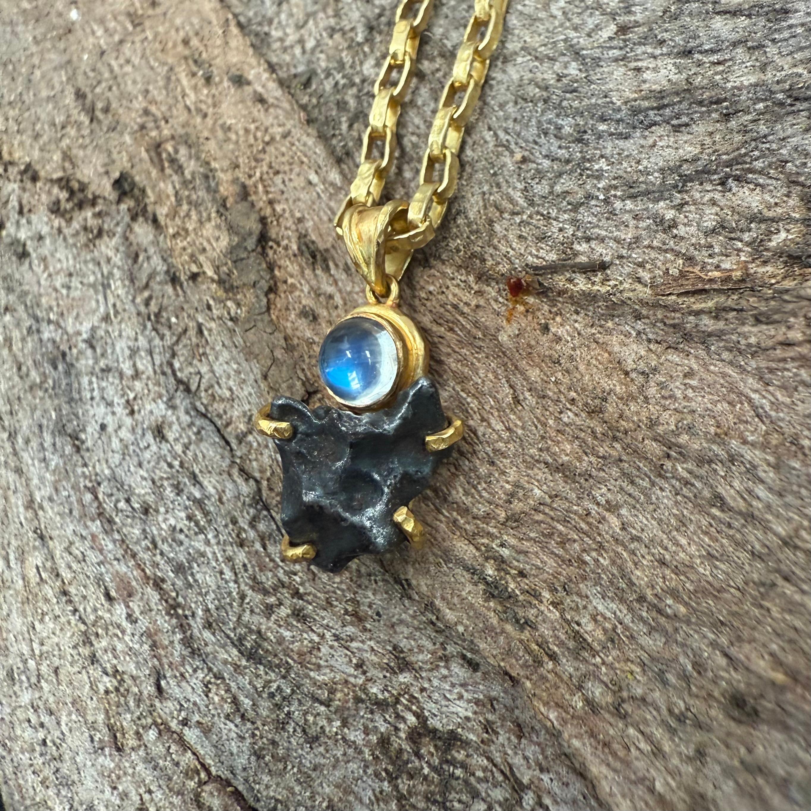 Steven Battelle Sikhote-Alin Meteorit Regenbogen Mondstein 18K Gold Anhänger (Gemischter Schliff) im Angebot