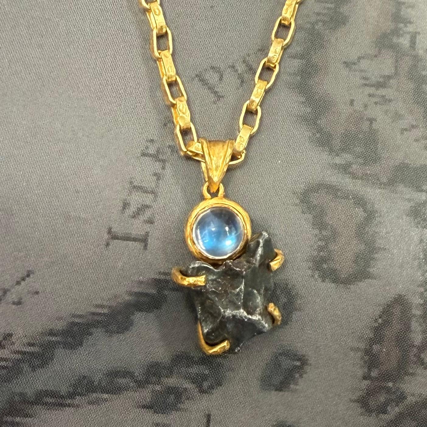 Steven Battelle Sikhote-Alin Meteorit Regenbogen Mondstein 18K Gold Anhänger im Zustand „Neu“ im Angebot in Soquel, CA