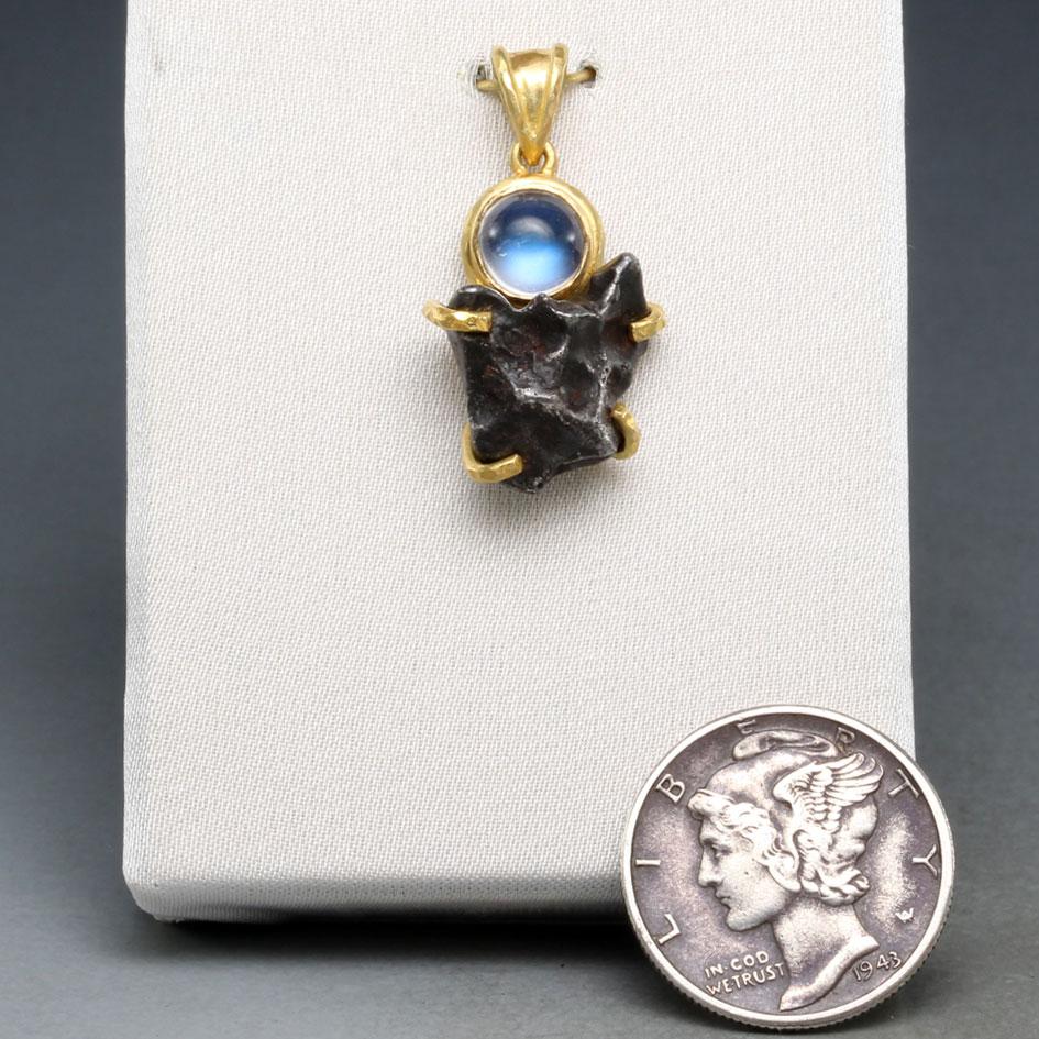 Steven Battelle Sikhote-Alin Meteorit Regenbogen Mondstein 18K Gold Anhänger Damen im Angebot