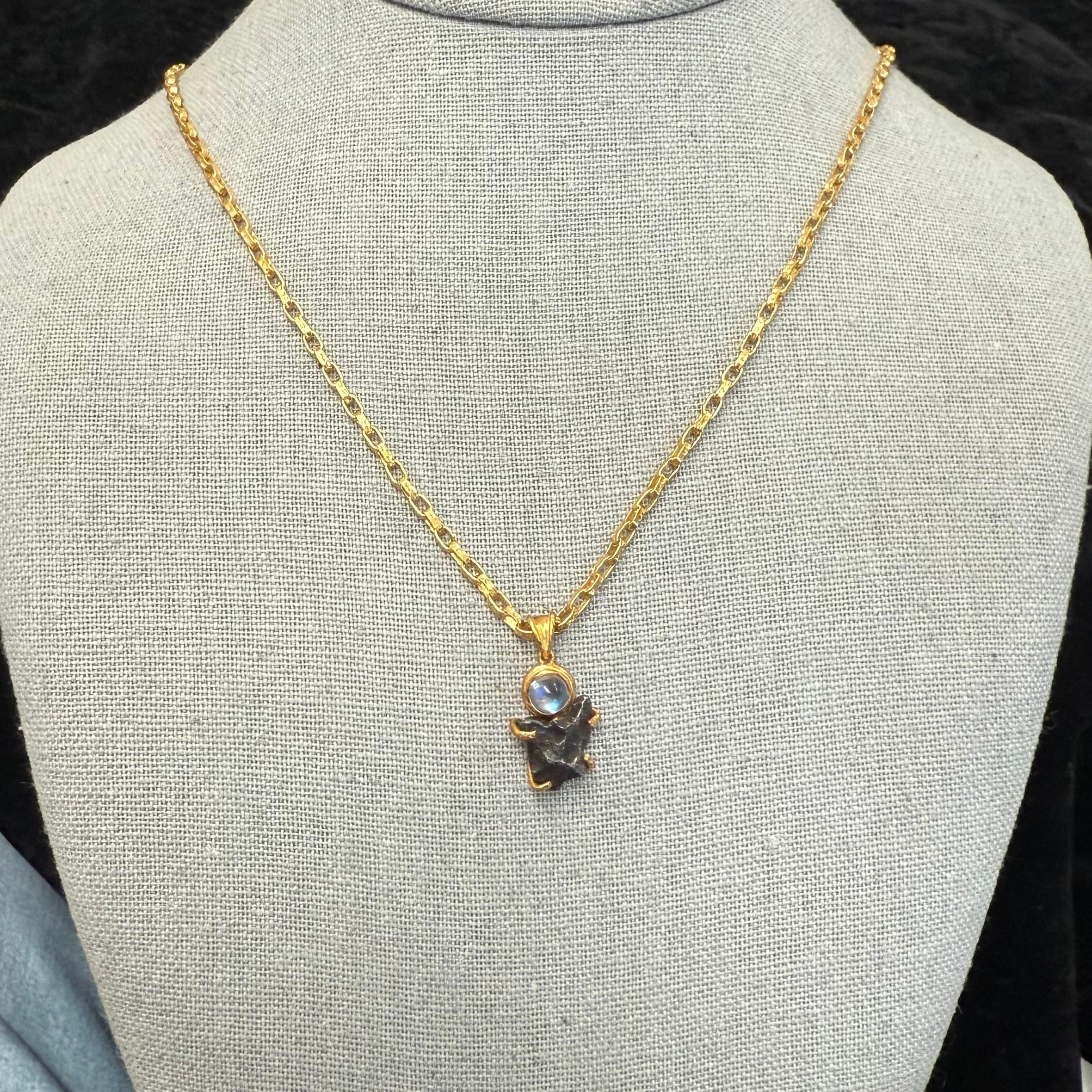 Steven Battelle Sikhote-Alin Meteorit Regenbogen Mondstein 18K Gold Anhänger im Angebot 1