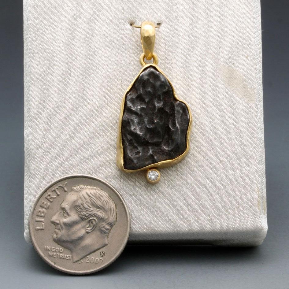 Contemporain Steven Battelle, pendentif Meteorite en or 18 carats et diamants en vente