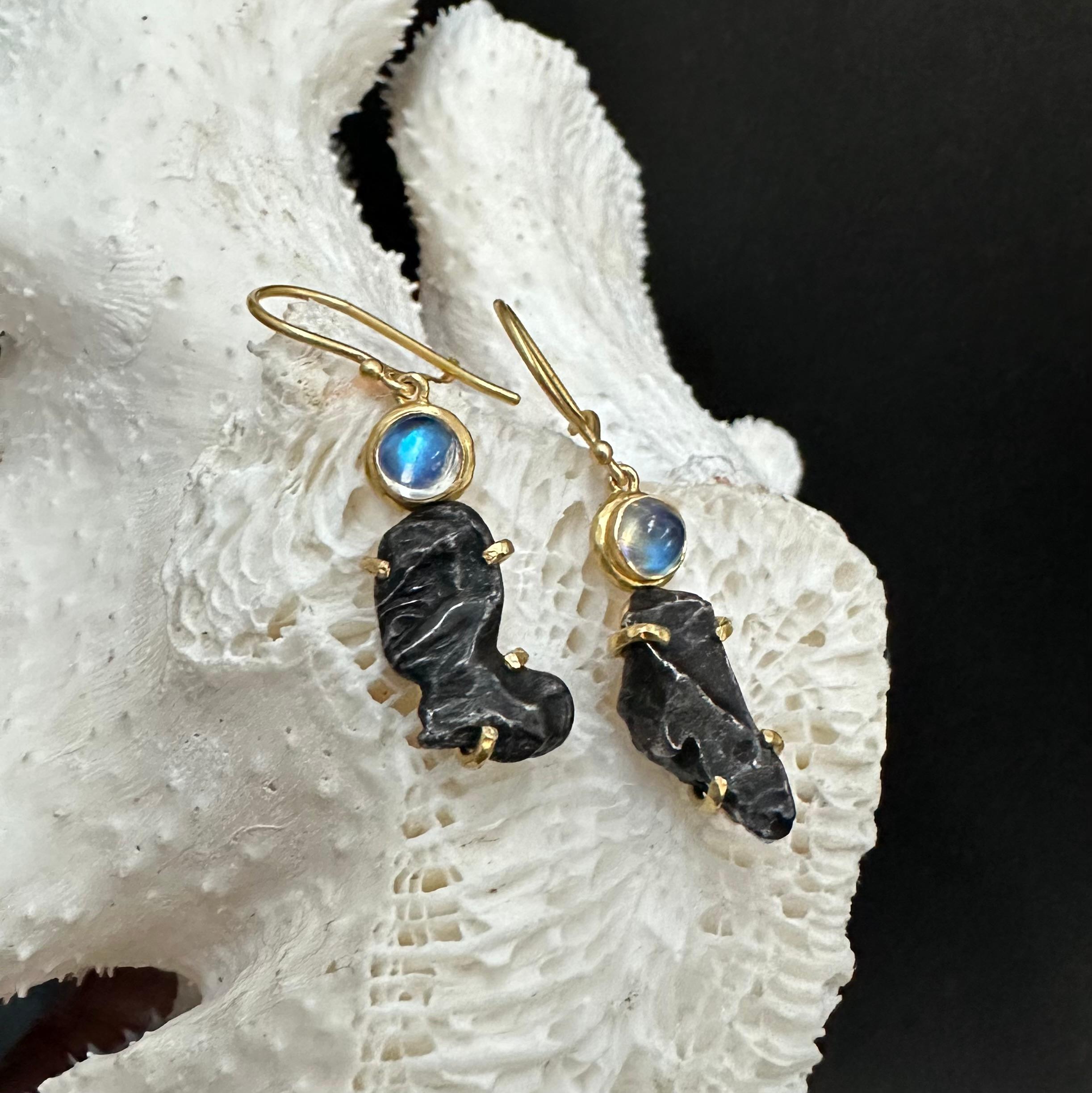 Orecchini in oro 18K con meteorite arcobaleno di Steven Battelle Sinkote-Alin in vendita 4