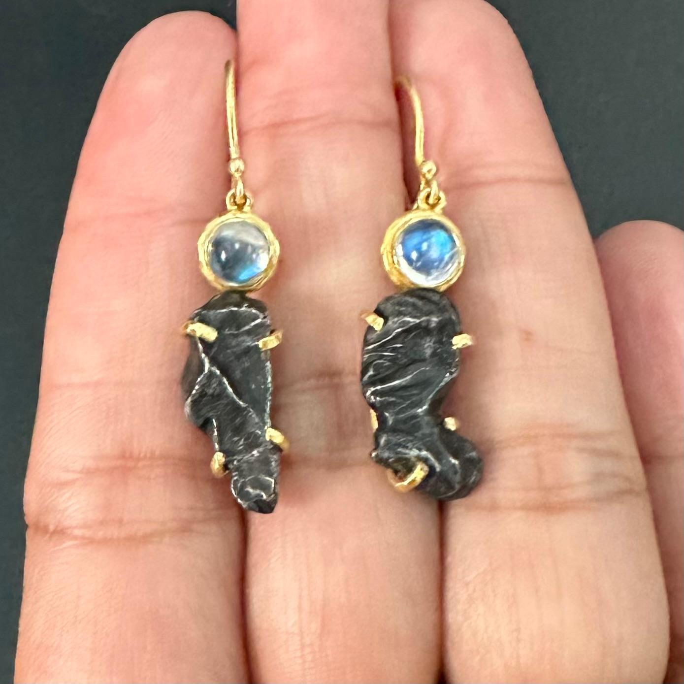 Orecchini in oro 18K con meteorite arcobaleno di Steven Battelle Sinkote-Alin in vendita 5