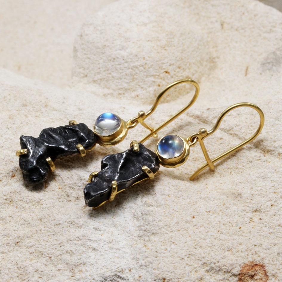 Cabochon Orecchini in oro 18K con meteorite arcobaleno di Steven Battelle Sinkote-Alin in vendita