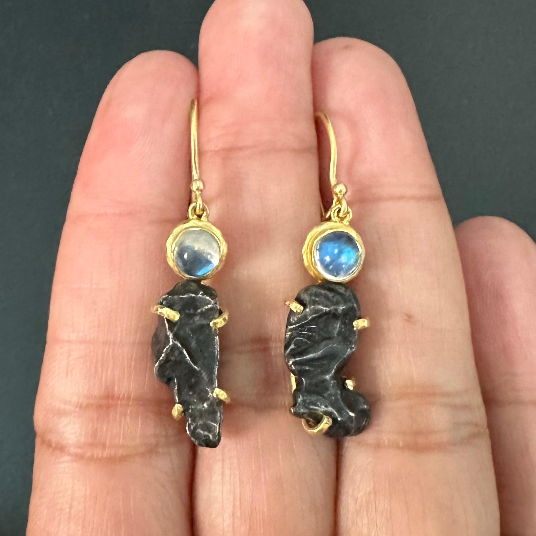Orecchini in oro 18K con meteorite arcobaleno di Steven Battelle Sinkote-Alin In condizioni Nuovo in vendita a Soquel, CA