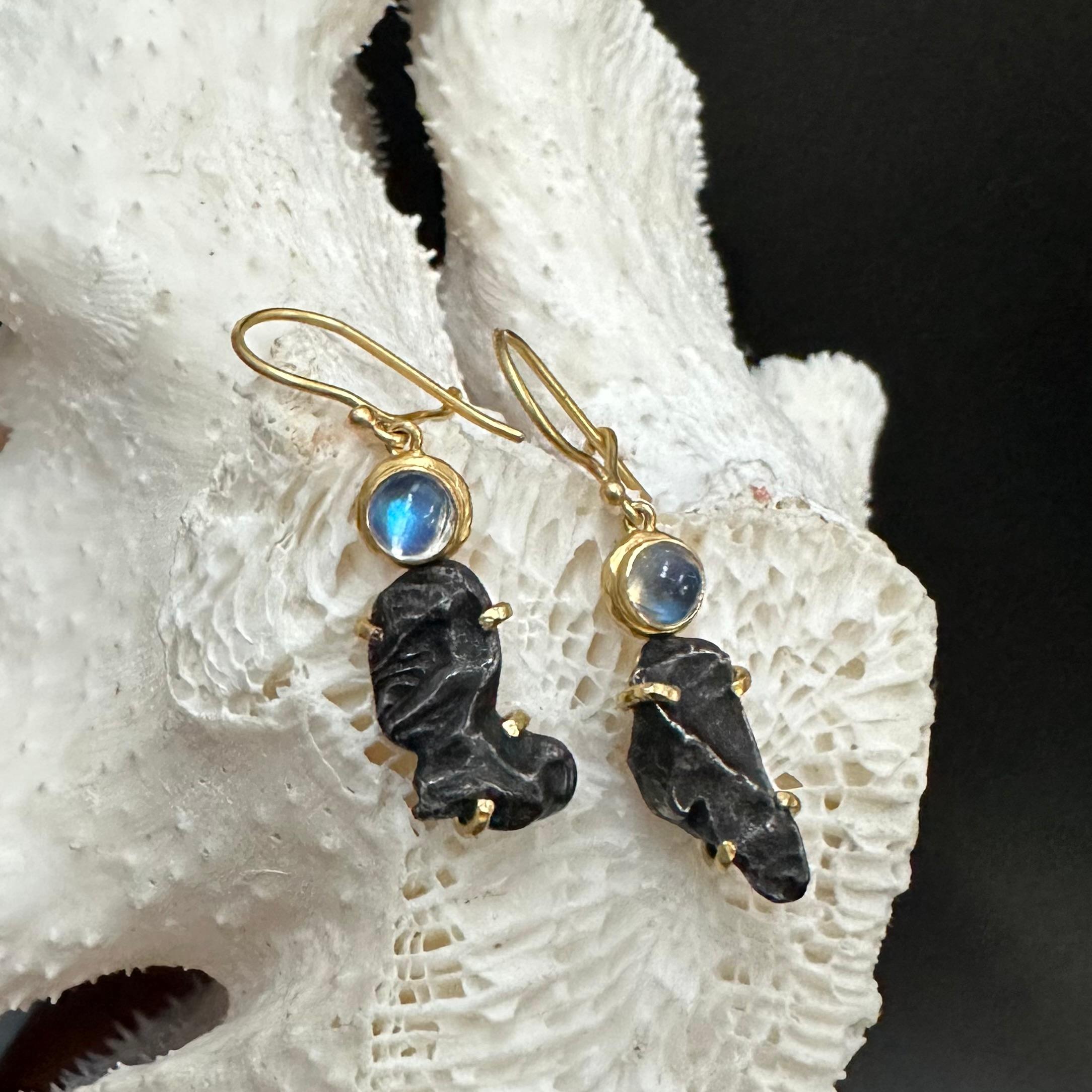 da uomo o donna Orecchini in oro 18K con meteorite arcobaleno di Steven Battelle Sinkote-Alin in vendita
