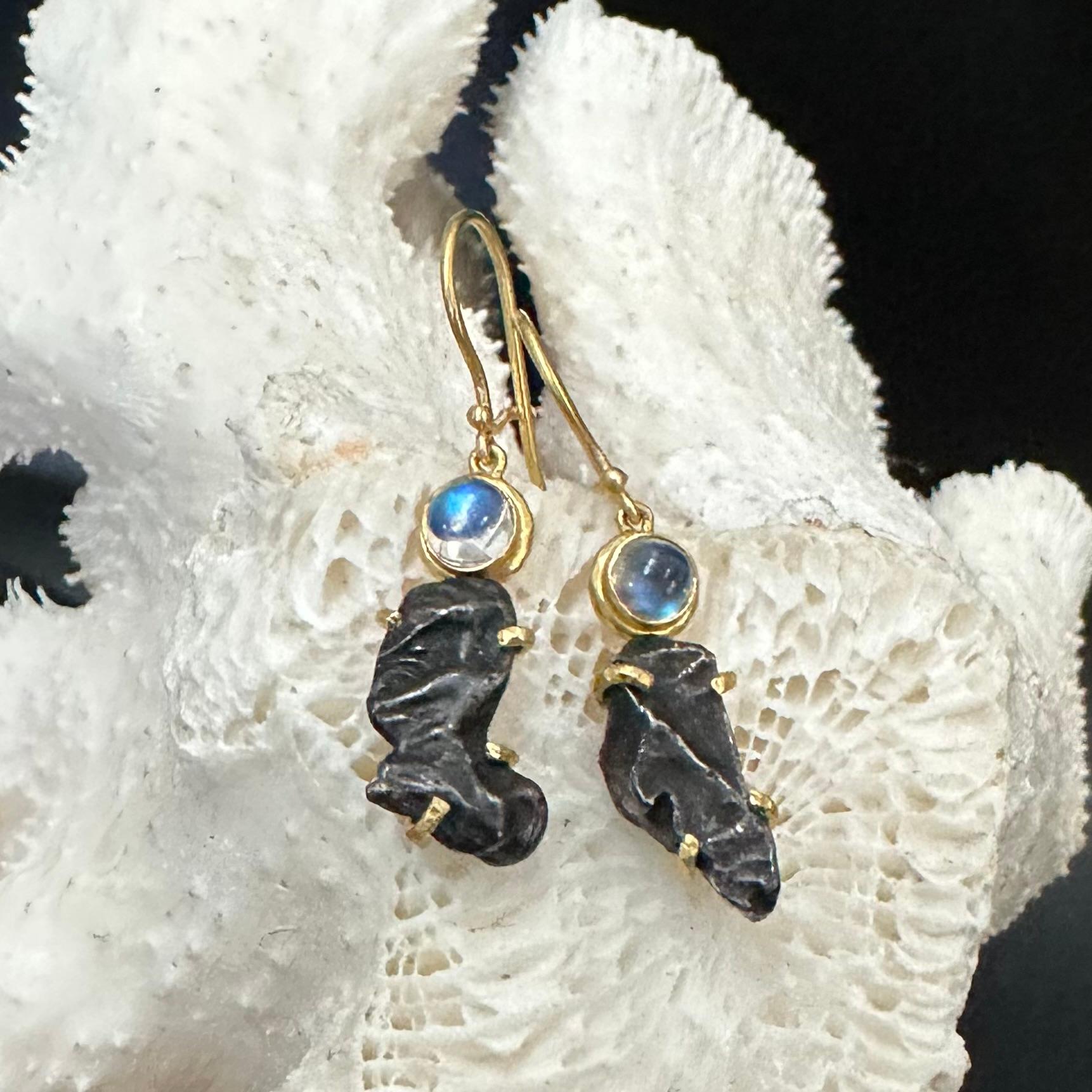 Orecchini in oro 18K con meteorite arcobaleno di Steven Battelle Sinkote-Alin in vendita 1