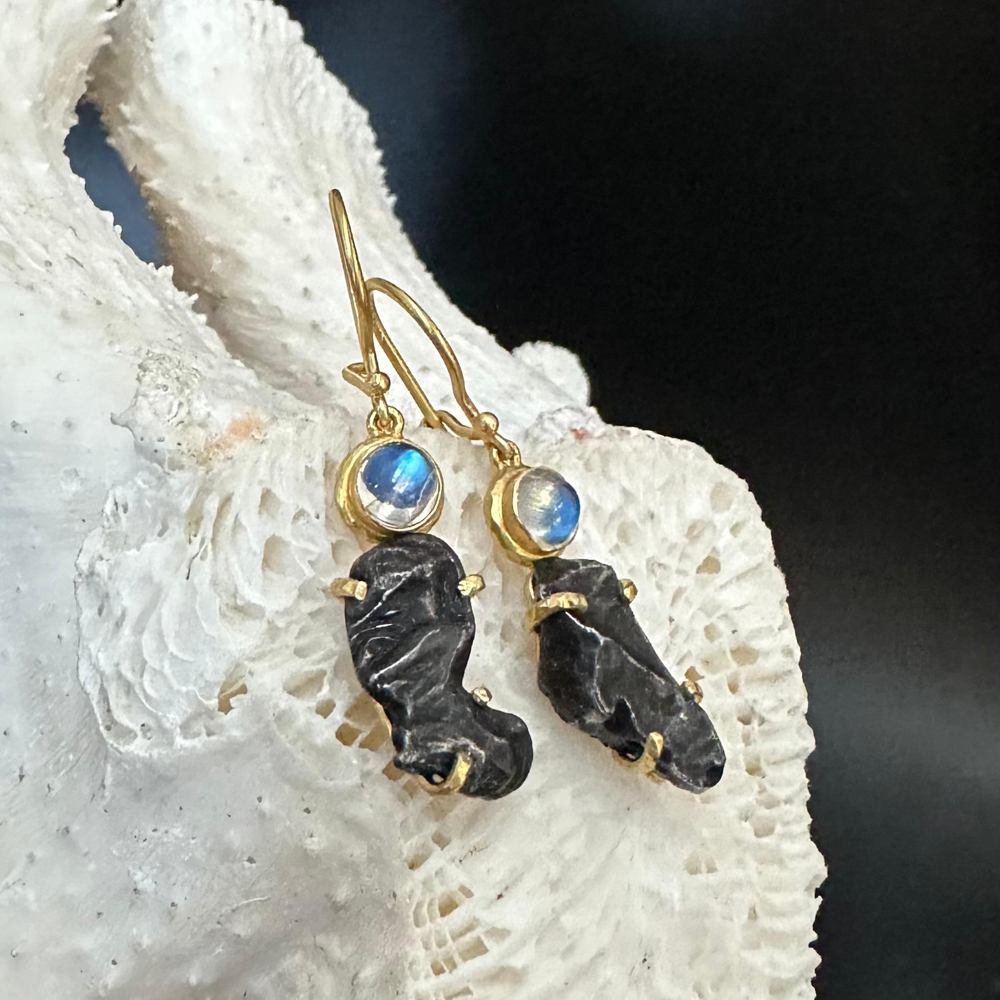 Orecchini in oro 18K con meteorite arcobaleno di Steven Battelle Sinkote-Alin in vendita 2