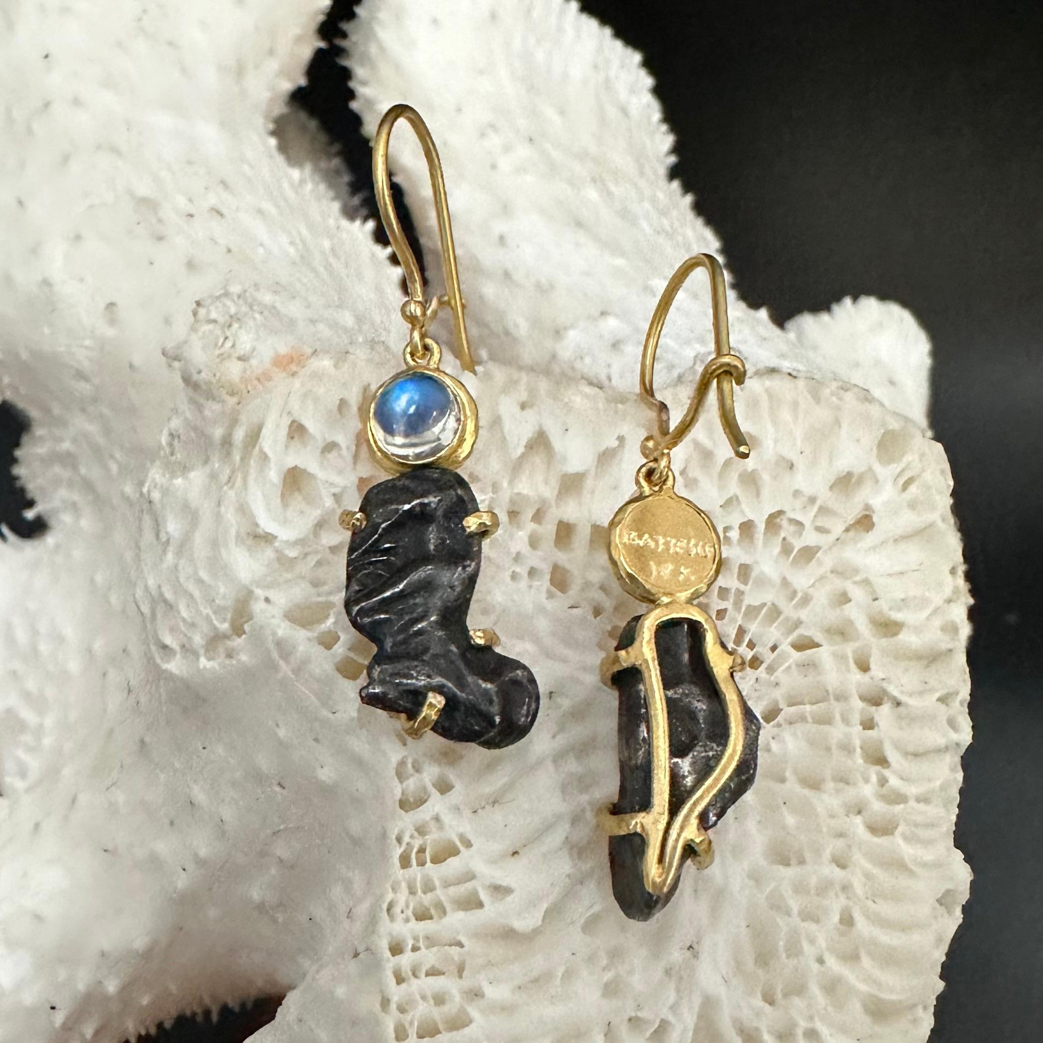 Orecchini in oro 18K con meteorite arcobaleno di Steven Battelle Sinkote-Alin in vendita 3