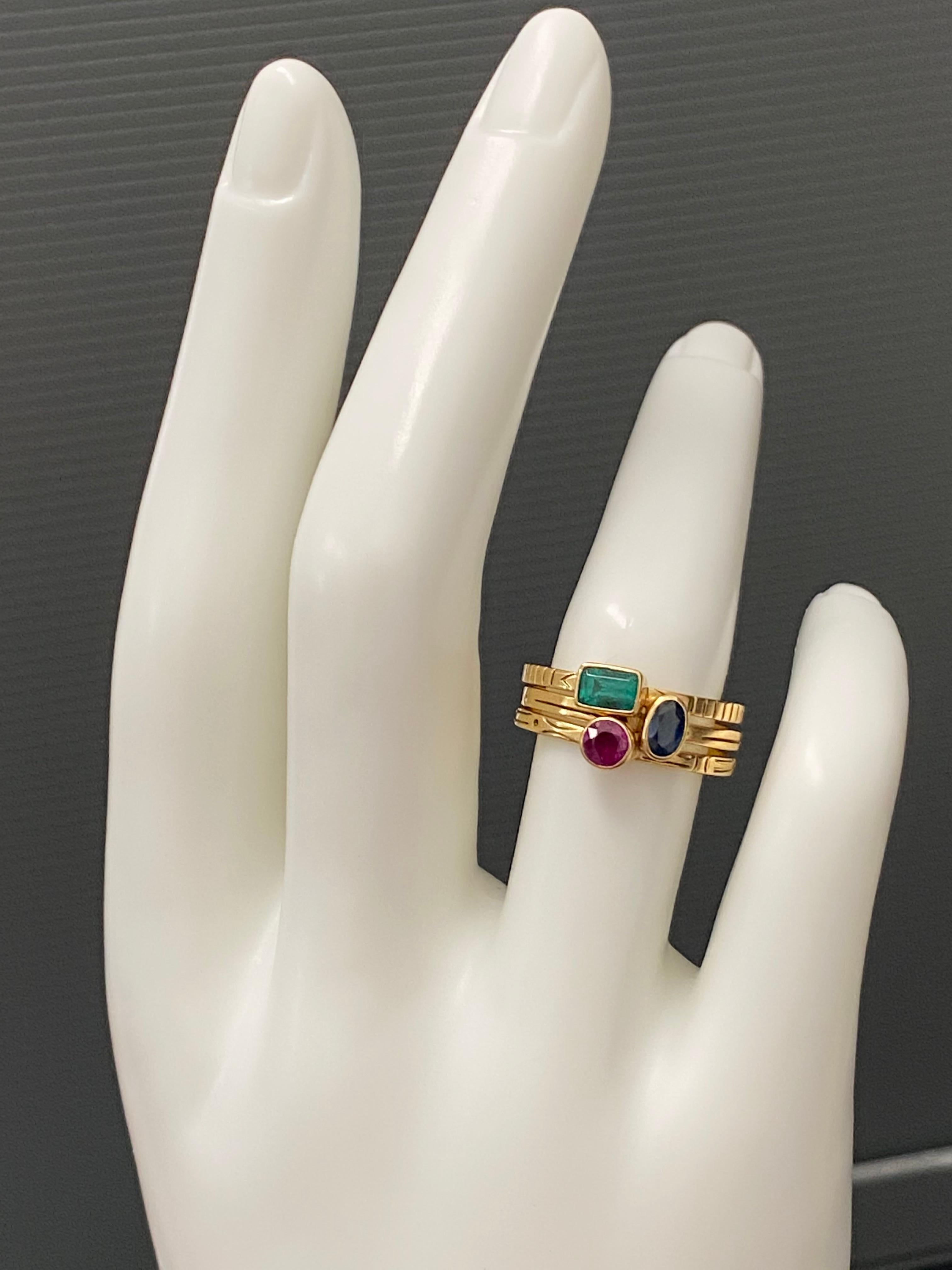 Steven Battelle Stapelbarer Ring Rubin Smaragd Saphir 18k Gold (Kissenschliff) im Angebot