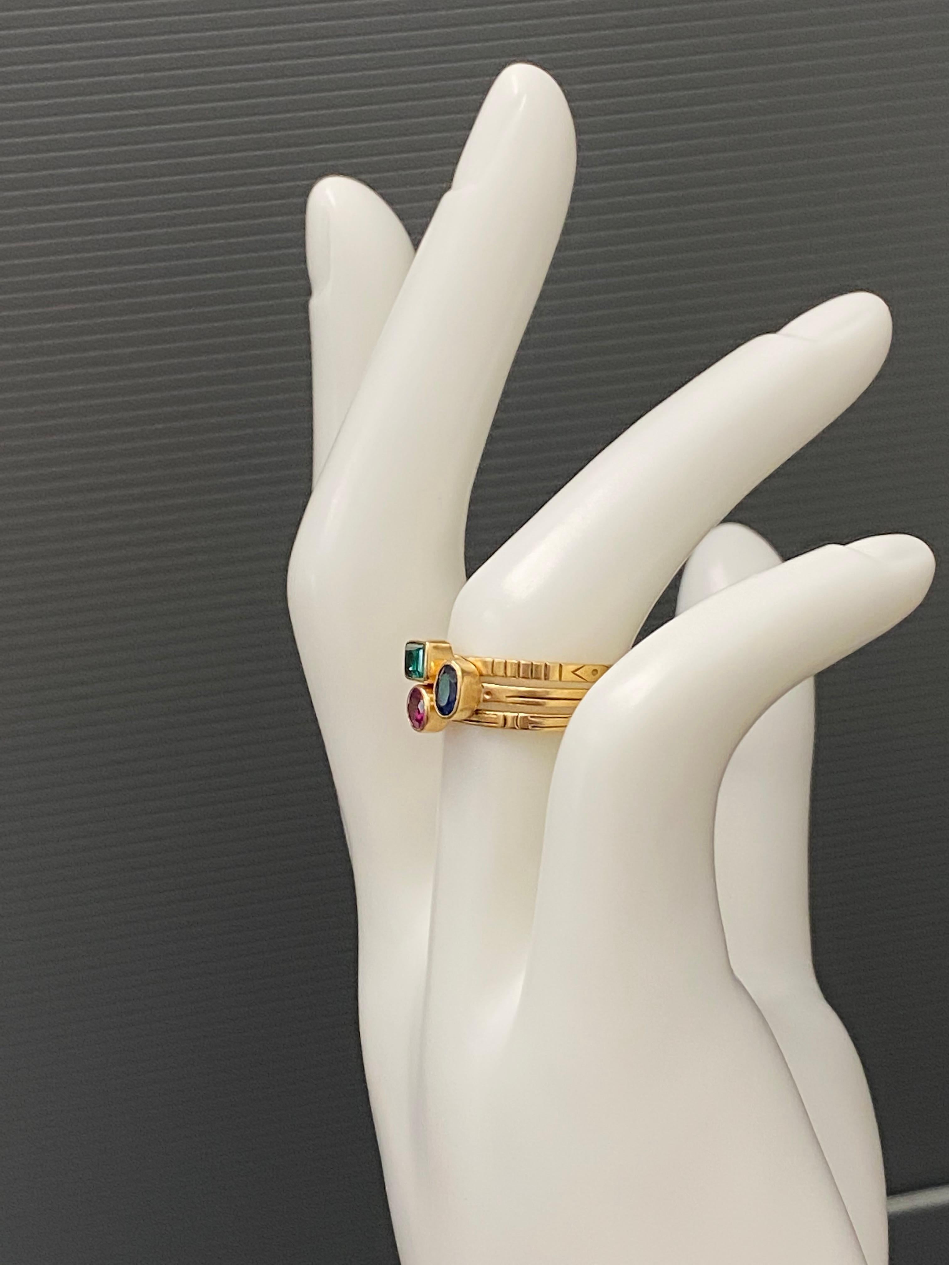 Steven Battelle Stapelbarer Ring Rubin Smaragd Saphir 18k Gold im Zustand „Neu“ im Angebot in Soquel, CA