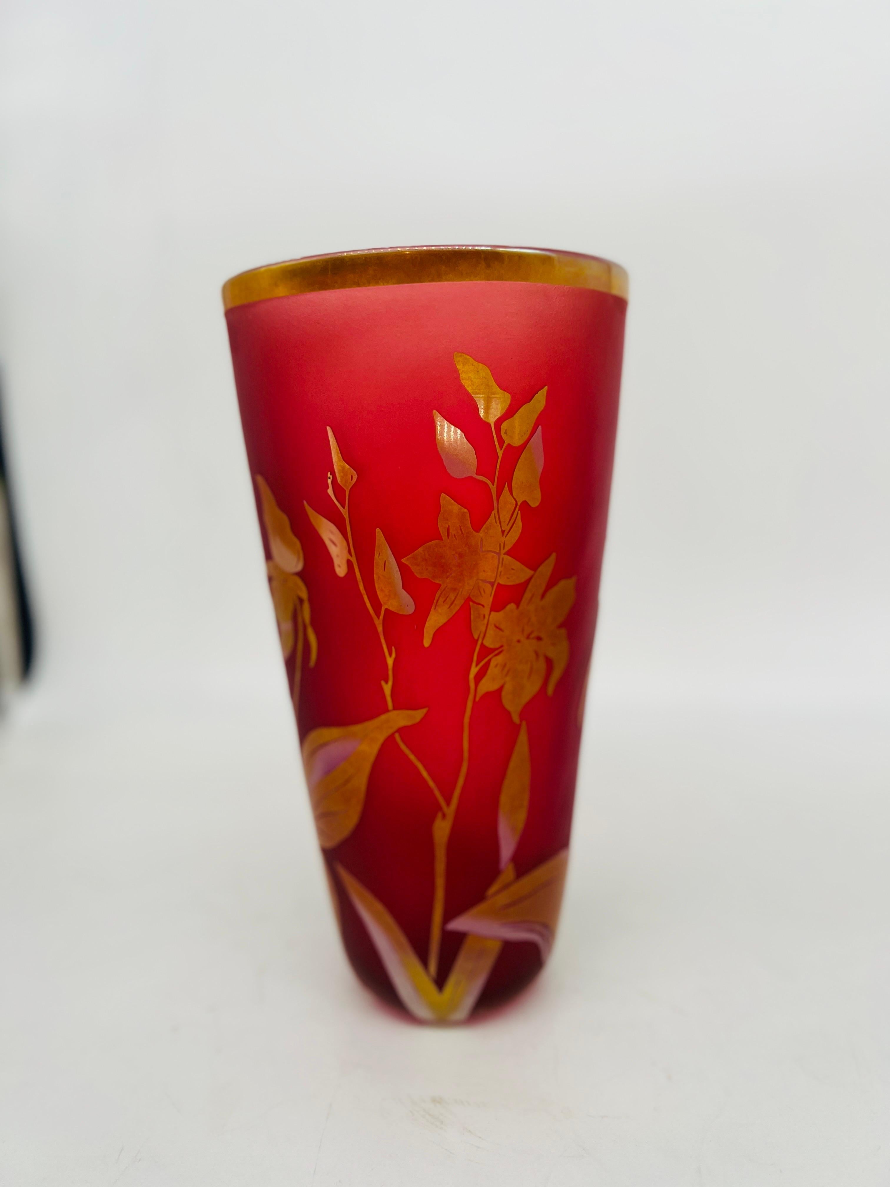 Die Steven Correia Limited Edition Studio Art Glass Vase, entstanden um 2005, ist ein bemerkenswertes Sammlerstück. Diese Vase wurde vom renommierten Glaskünstler Steven Correia gefertigt und zeigt seine meisterhafte Beherrschung der Kunstform und