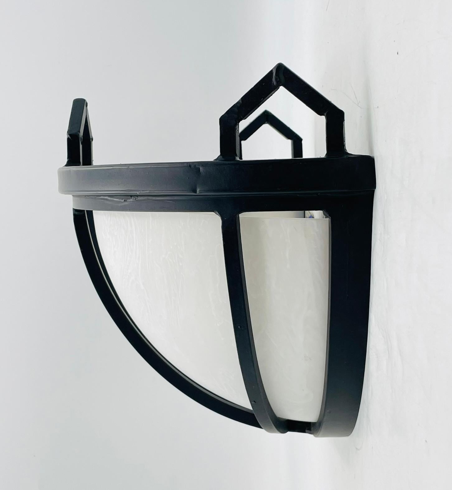 Postmoderno Steven Handelman 'Parma' Applique in ferro nero con vetro bianco, USA, 2022 in vendita