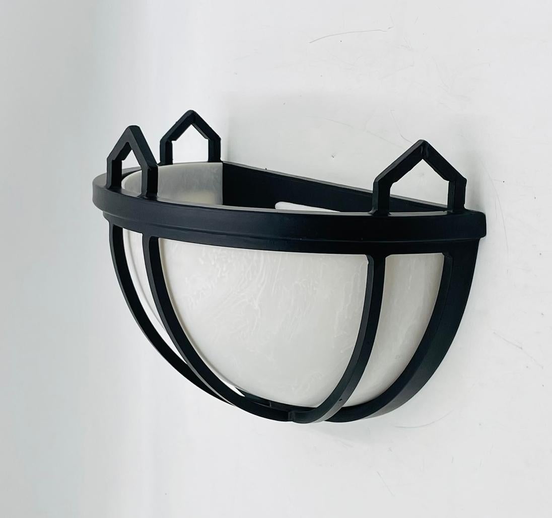 Americano Steven Handelman 'Parma' Applique in ferro nero con vetro bianco, USA, 2022 in vendita