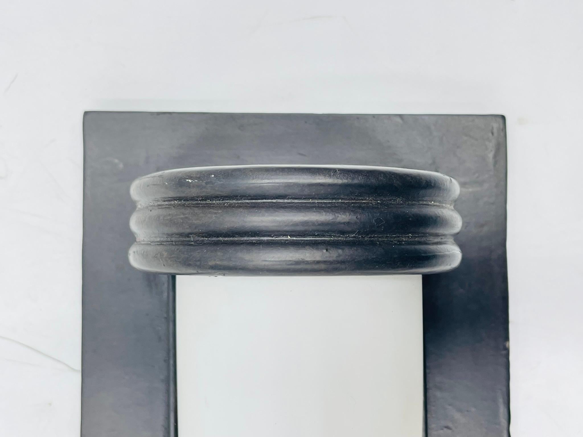 Steven Handelman, applique da parete in ferro nero e acrilico bianco in vendita 2