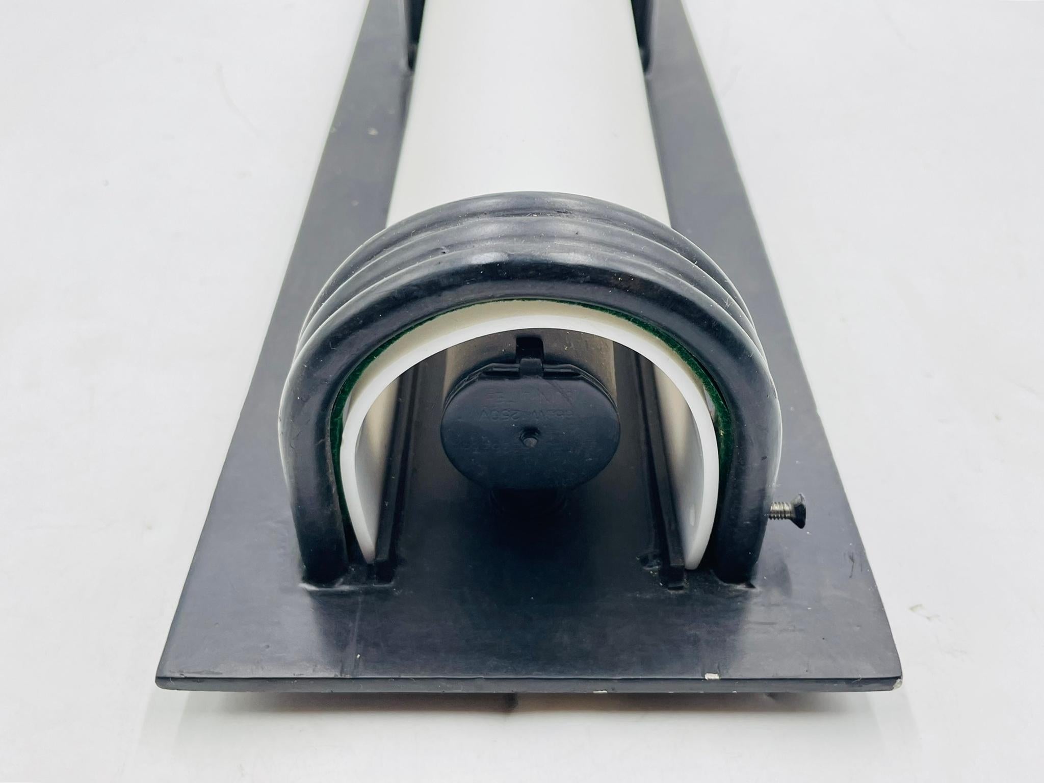 Steven Handelman, applique da parete in ferro nero e acrilico bianco in vendita 5