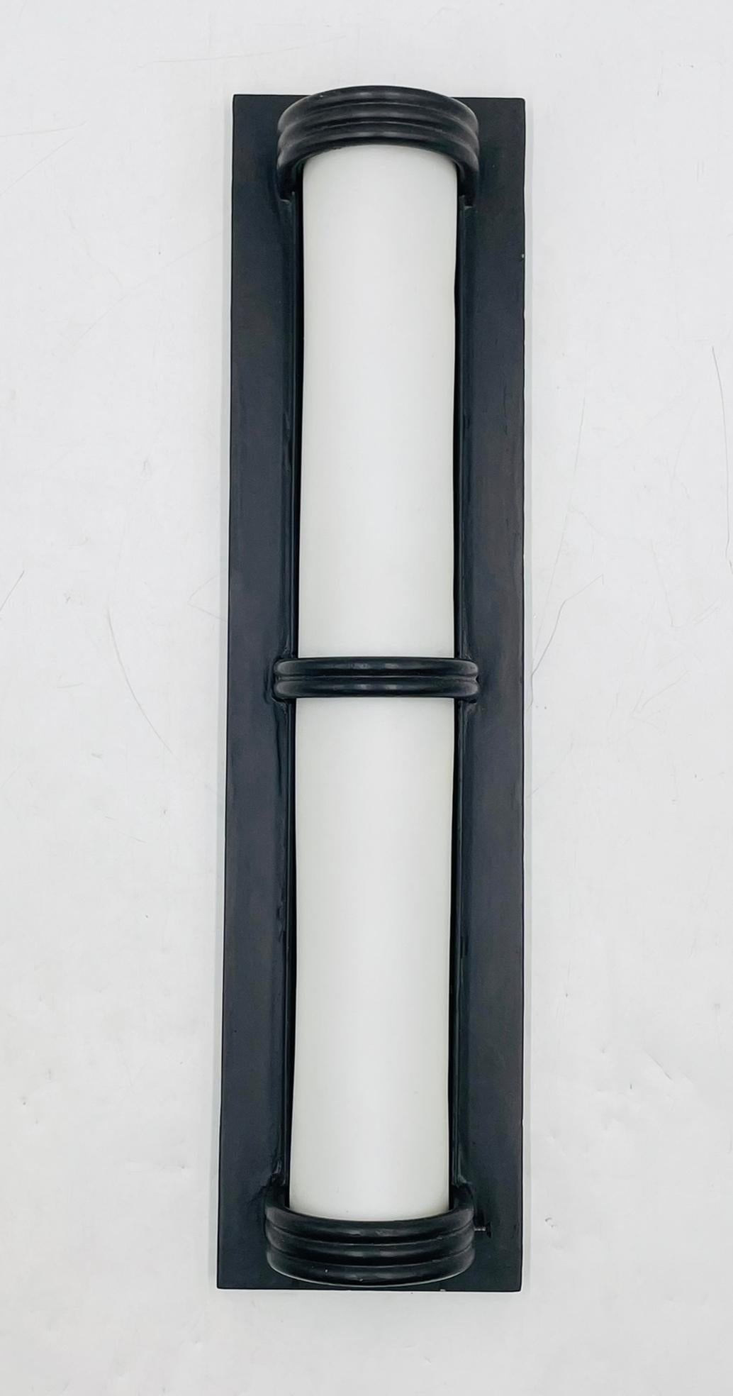 Moderno Steven Handelman, applique da parete in ferro nero e acrilico bianco in vendita